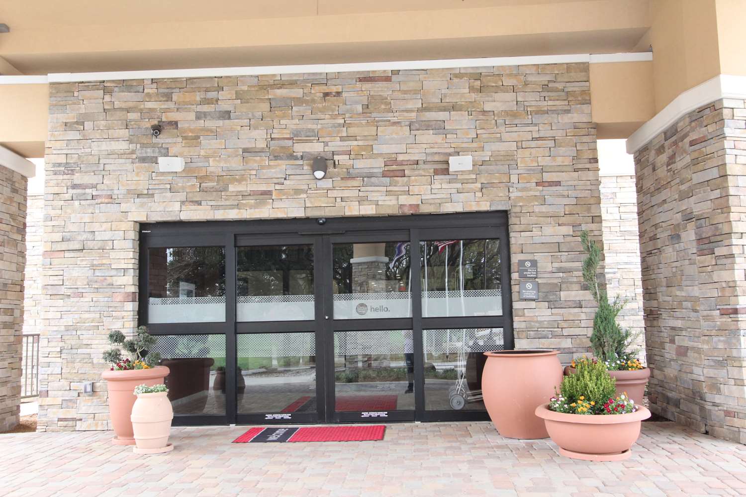 Hampton Inn & Suites Dallas Market Center 2