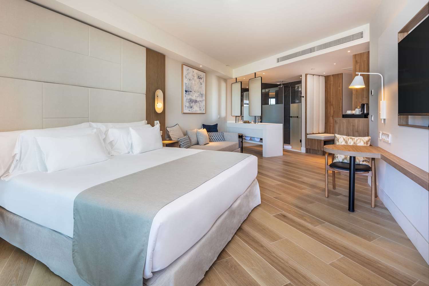 Deluxe room with side sea view