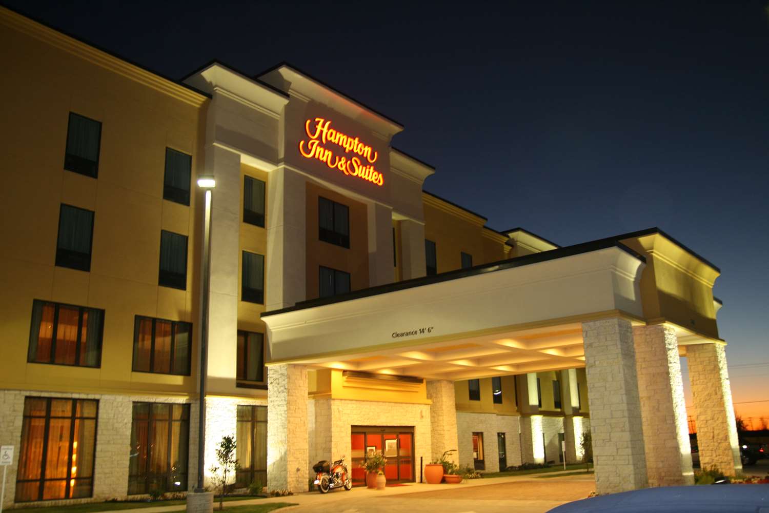 Hampton Inn & Suites Bastrop 2