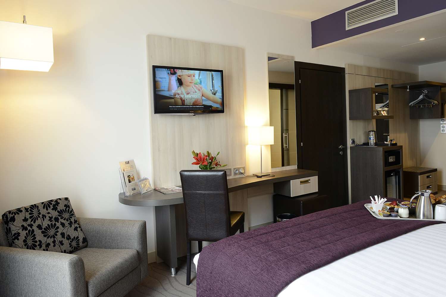 Kyriad Prestige Lyon Est - Saint Priest Eurexpo Hotel and SPA 2