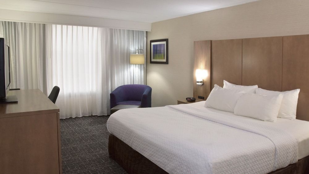 Crowne Plaza CLEVELAND AIRPORT by IHG 2
