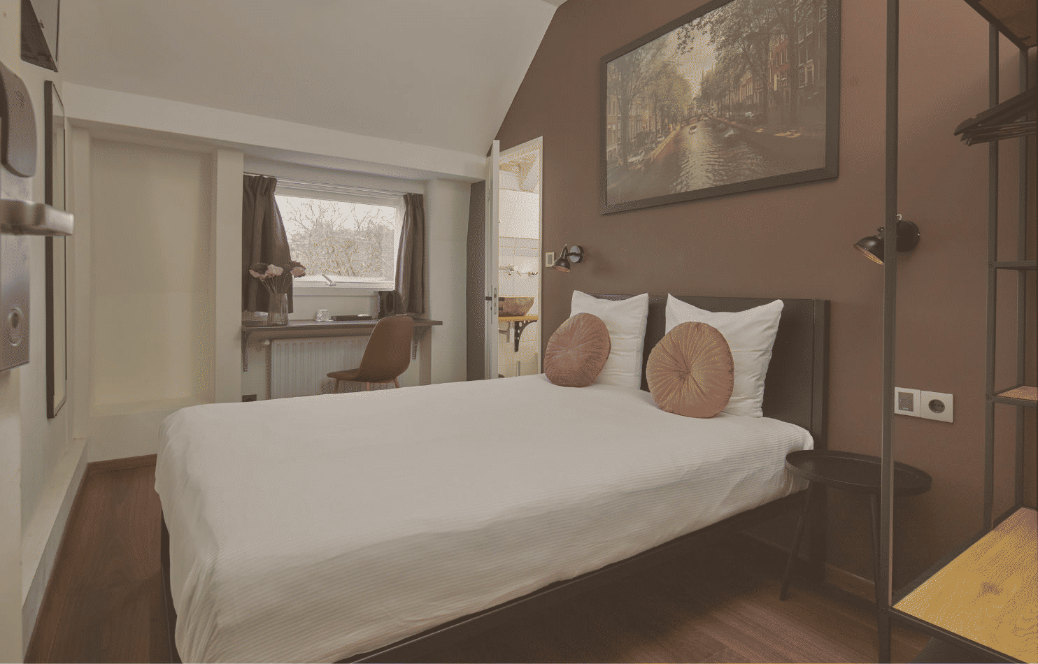 Standard double room with canal view