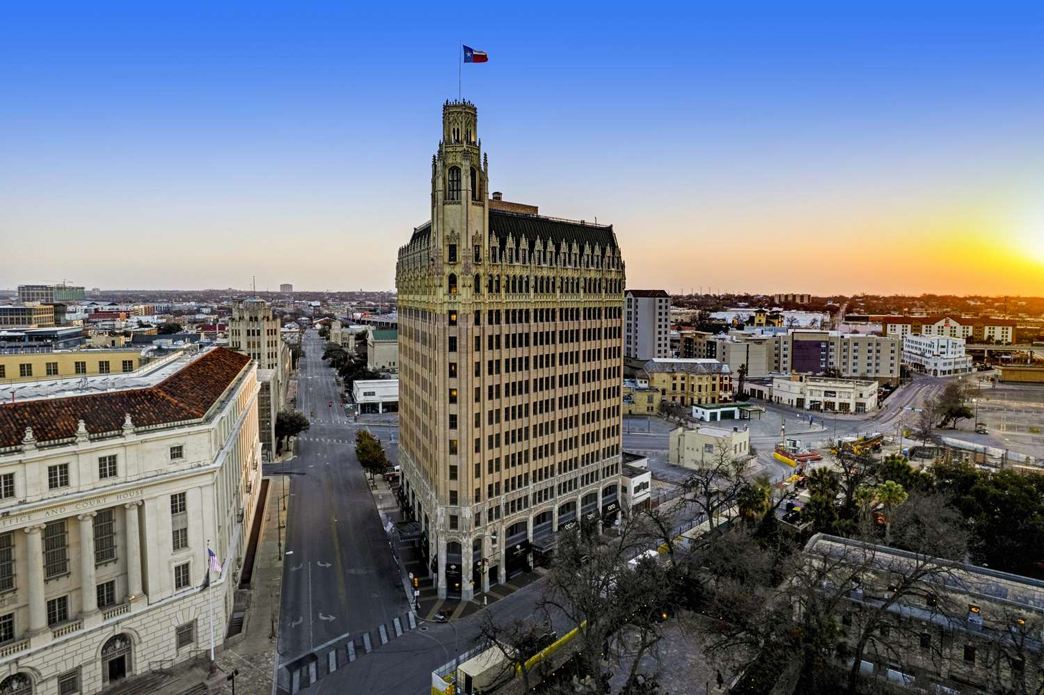 The Emily Morgan San Antonio - a DoubleTree by Hilton 2