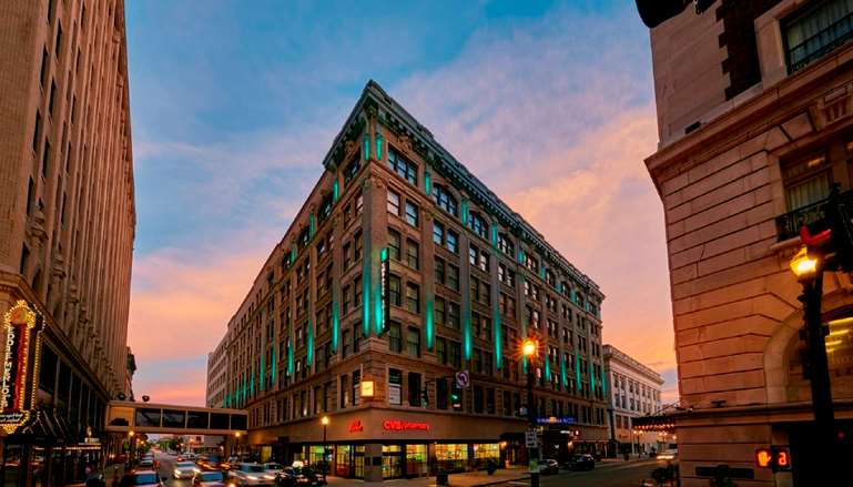 Embassy Suites by Hilton Louisville Downtown 2