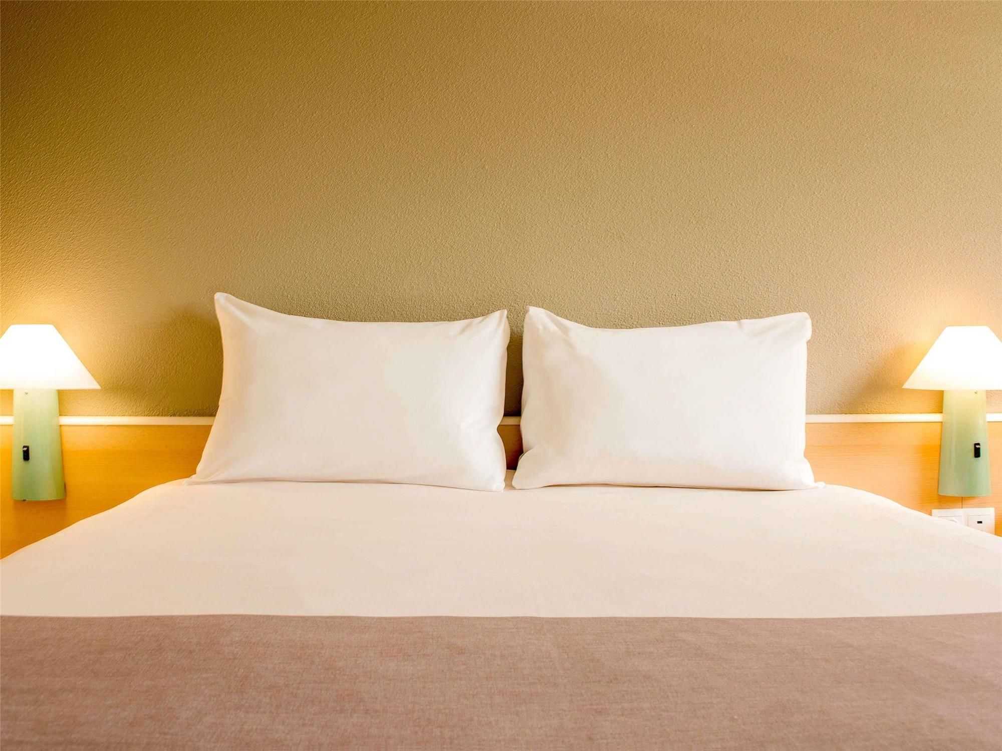 A twin room for 1 or 2 people equipped with the new bedding