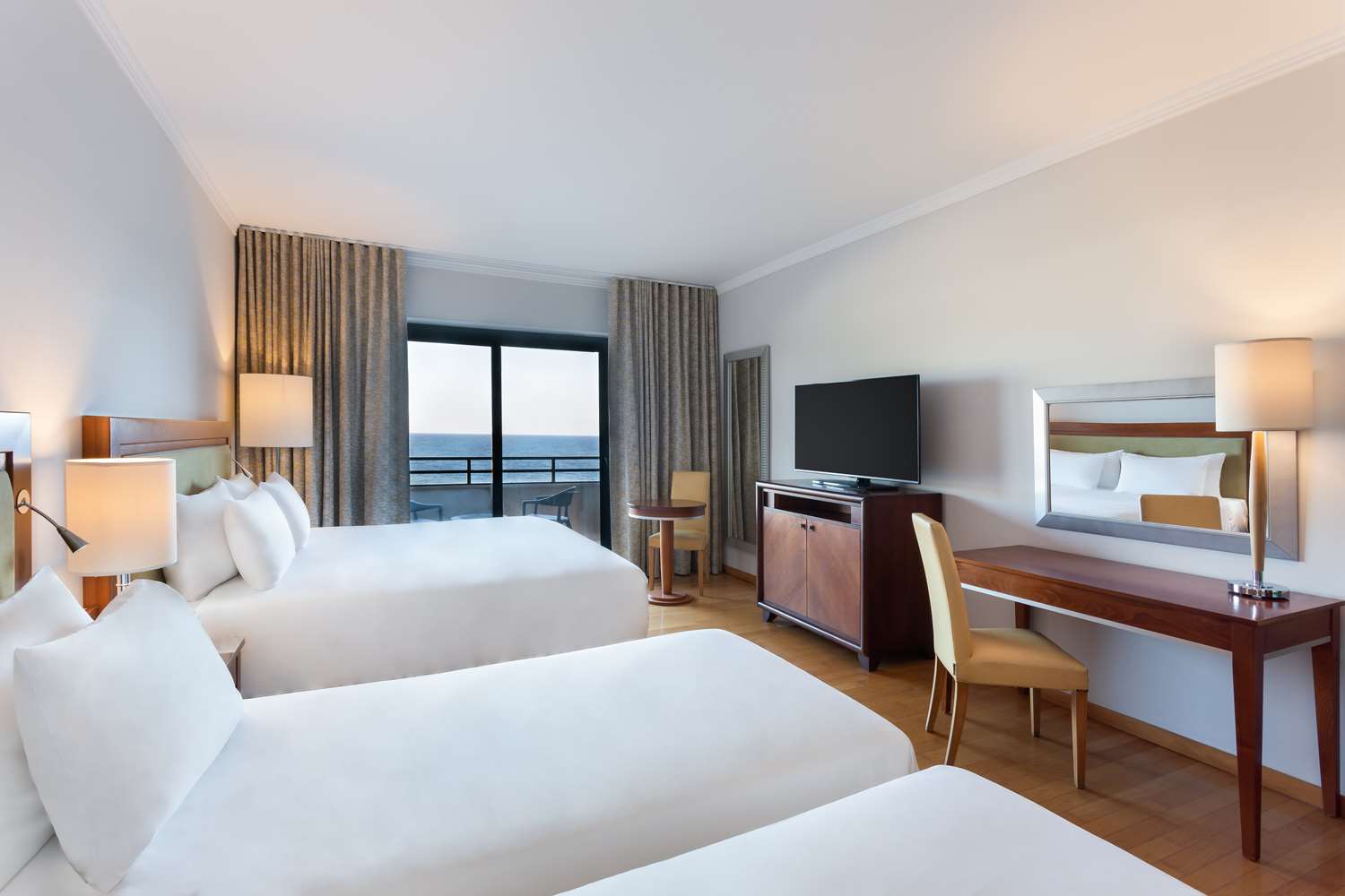 Familien- Zimmer mit Balkon und Meerblick