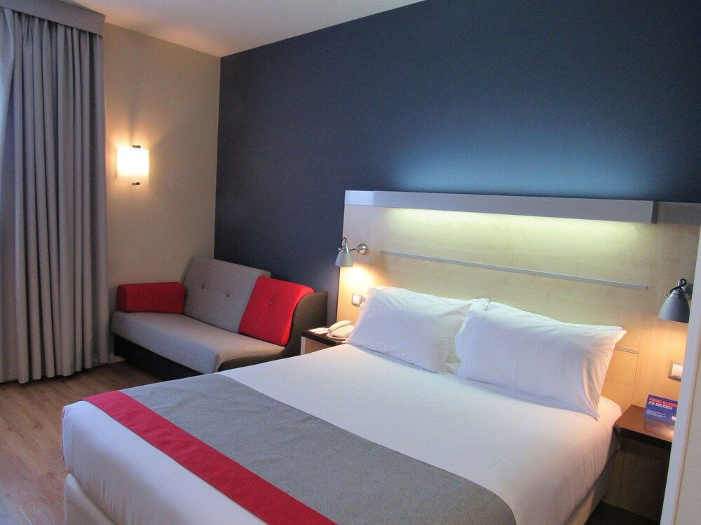 1 QUEEN BED WHEELCHAIR ACCESS