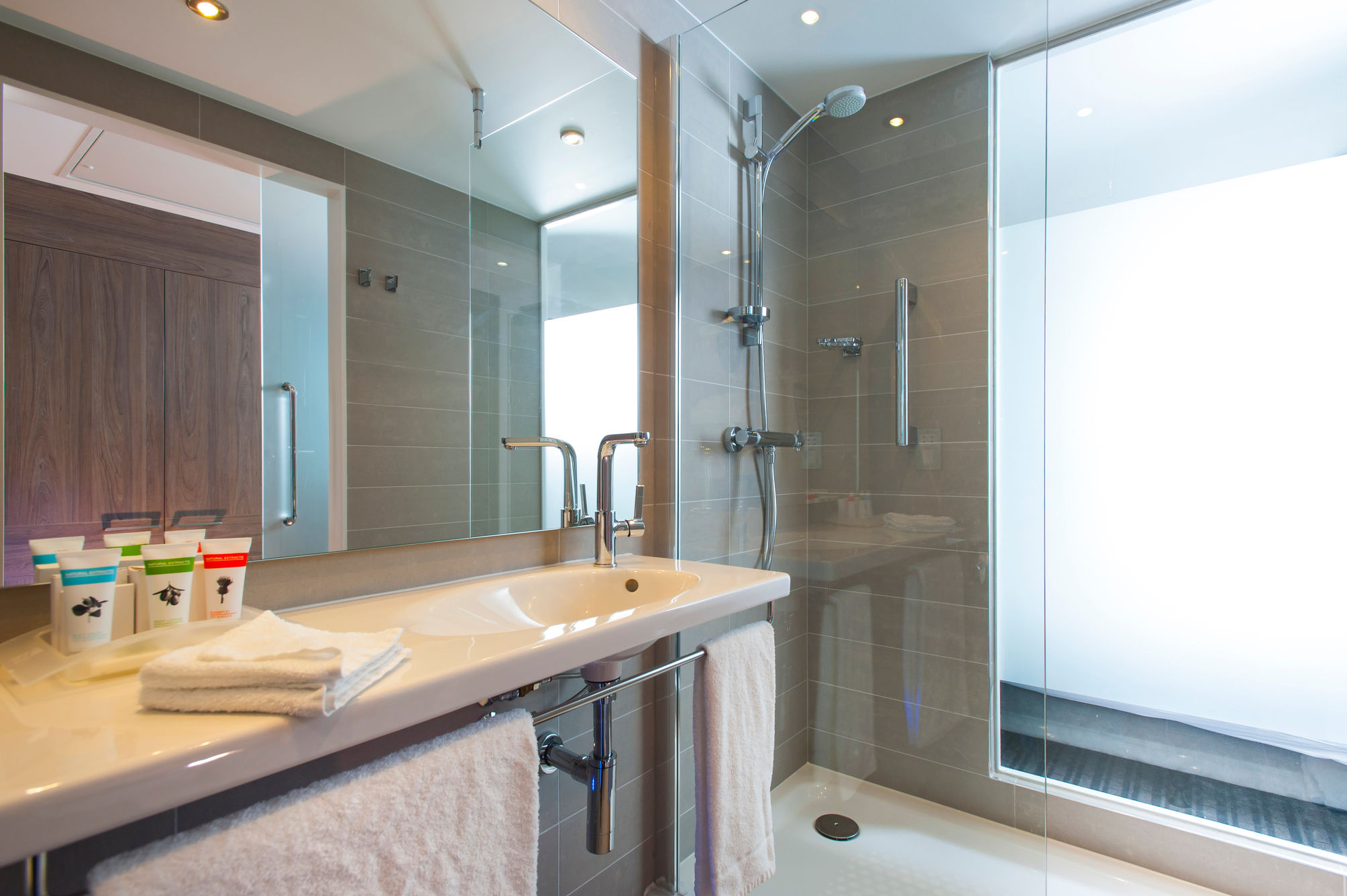 Holiday Inn LONDON - WEST by IHG 2