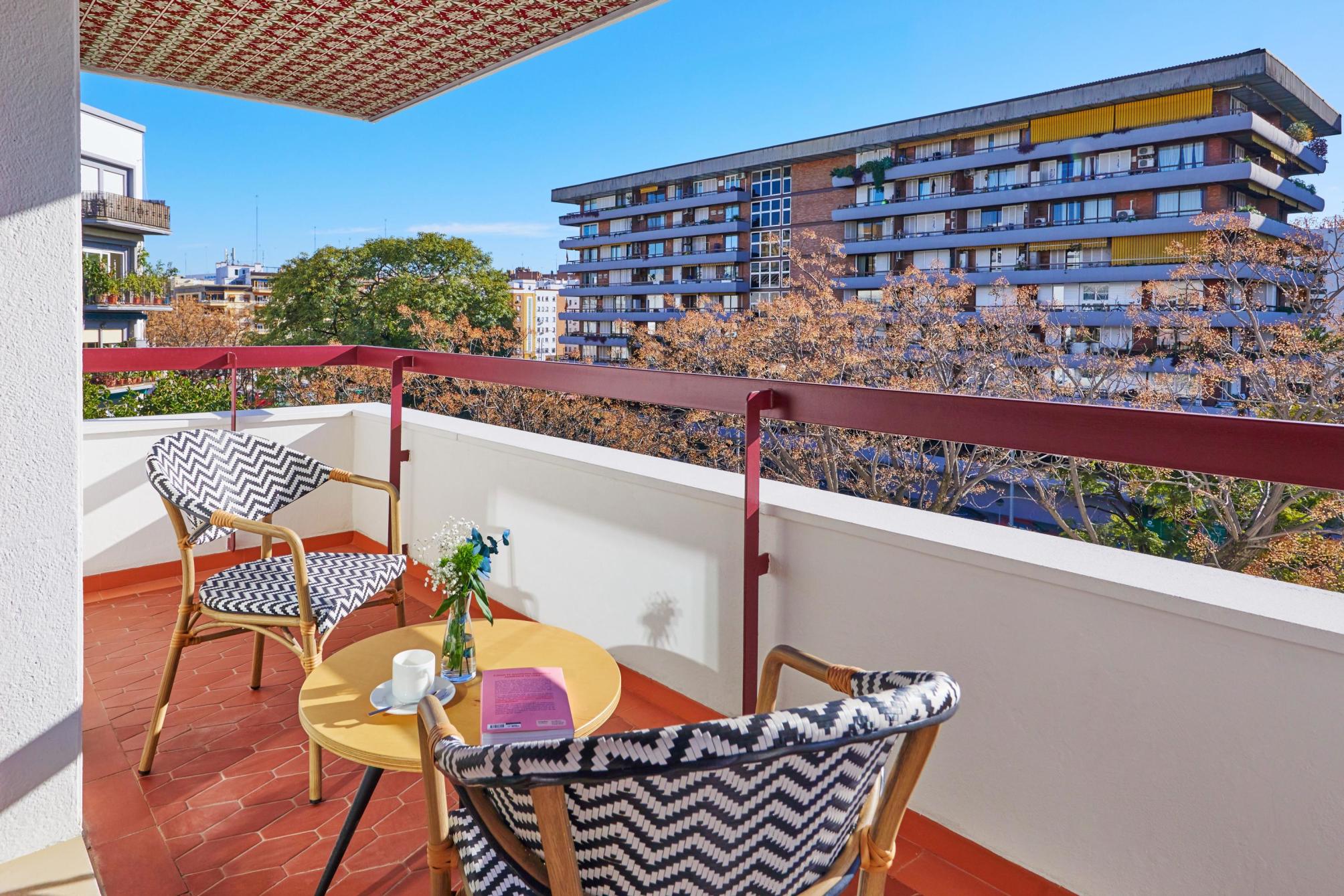 Comfort Room with City View and Terrace