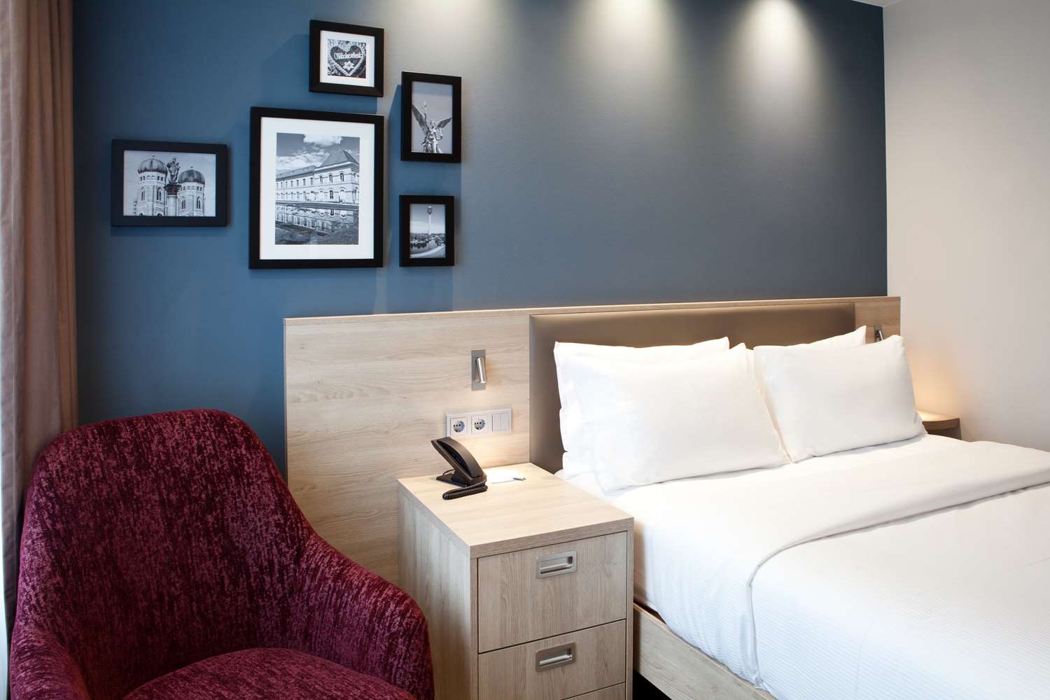Queen room