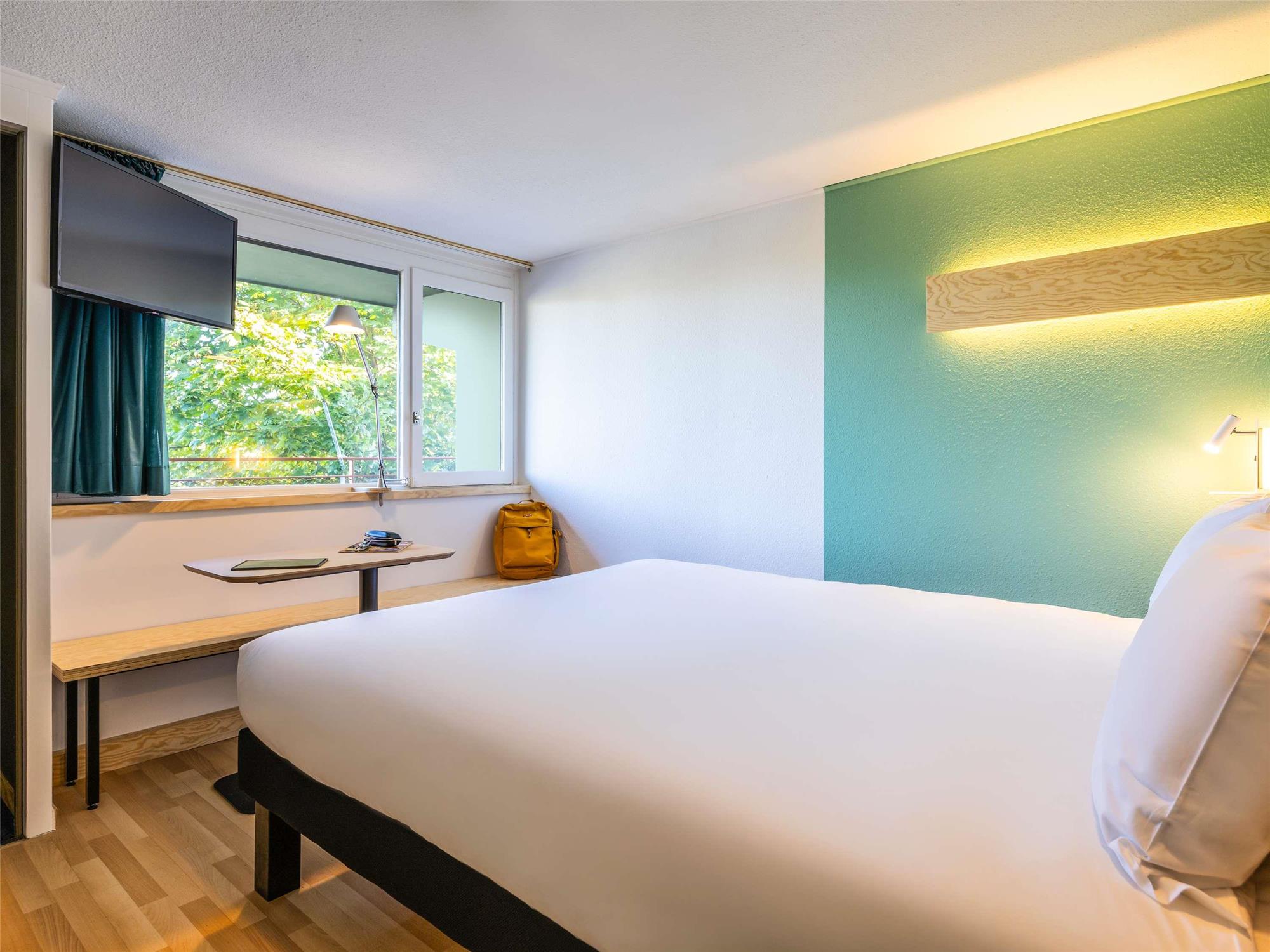 greet super room with 1 double bed