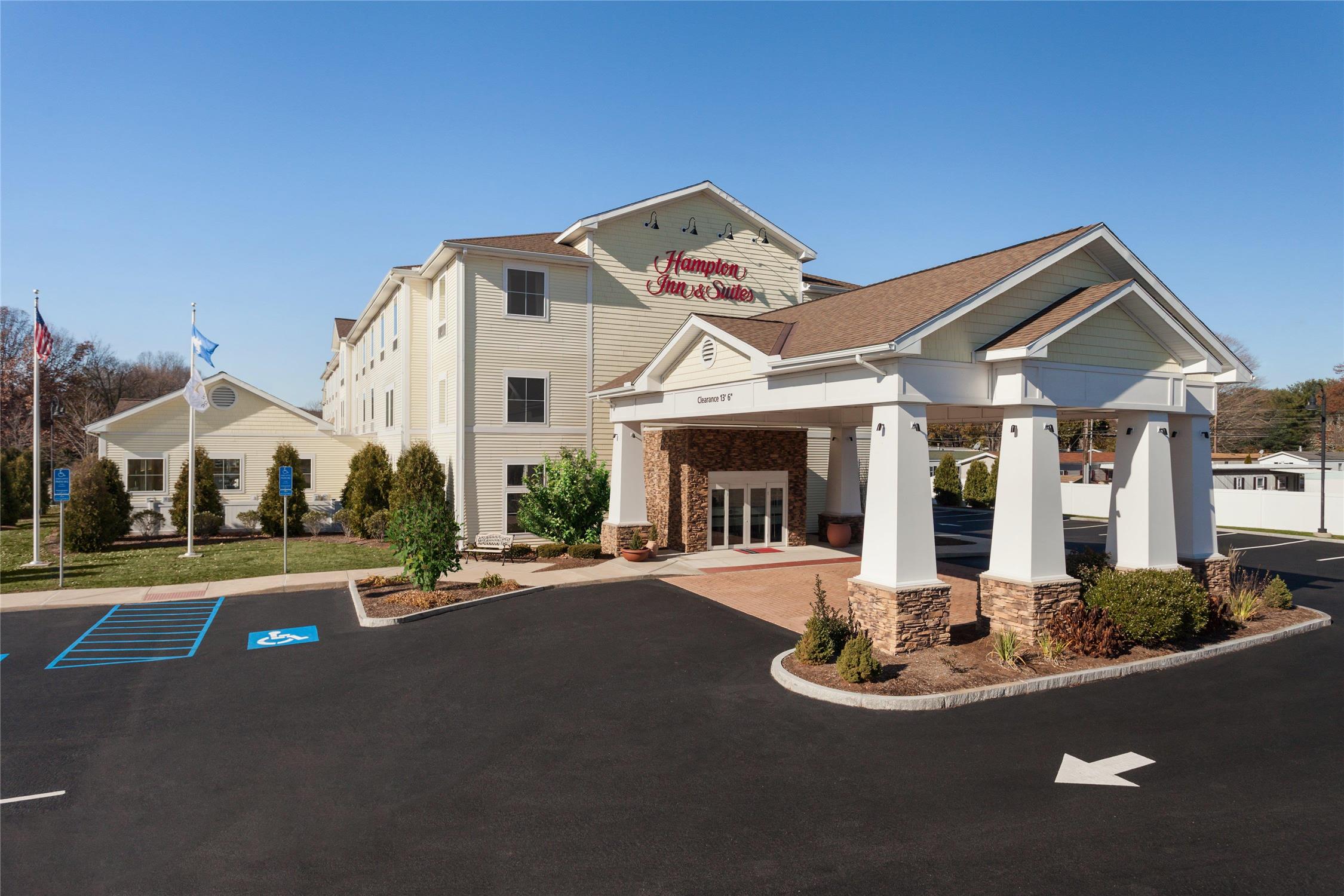 Hampton Inn & Suites Mystic 1