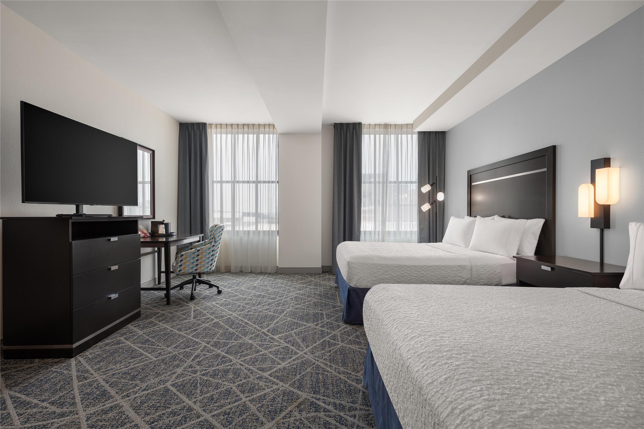Hampton Inn and Suites Cincinnati - Downtown 1