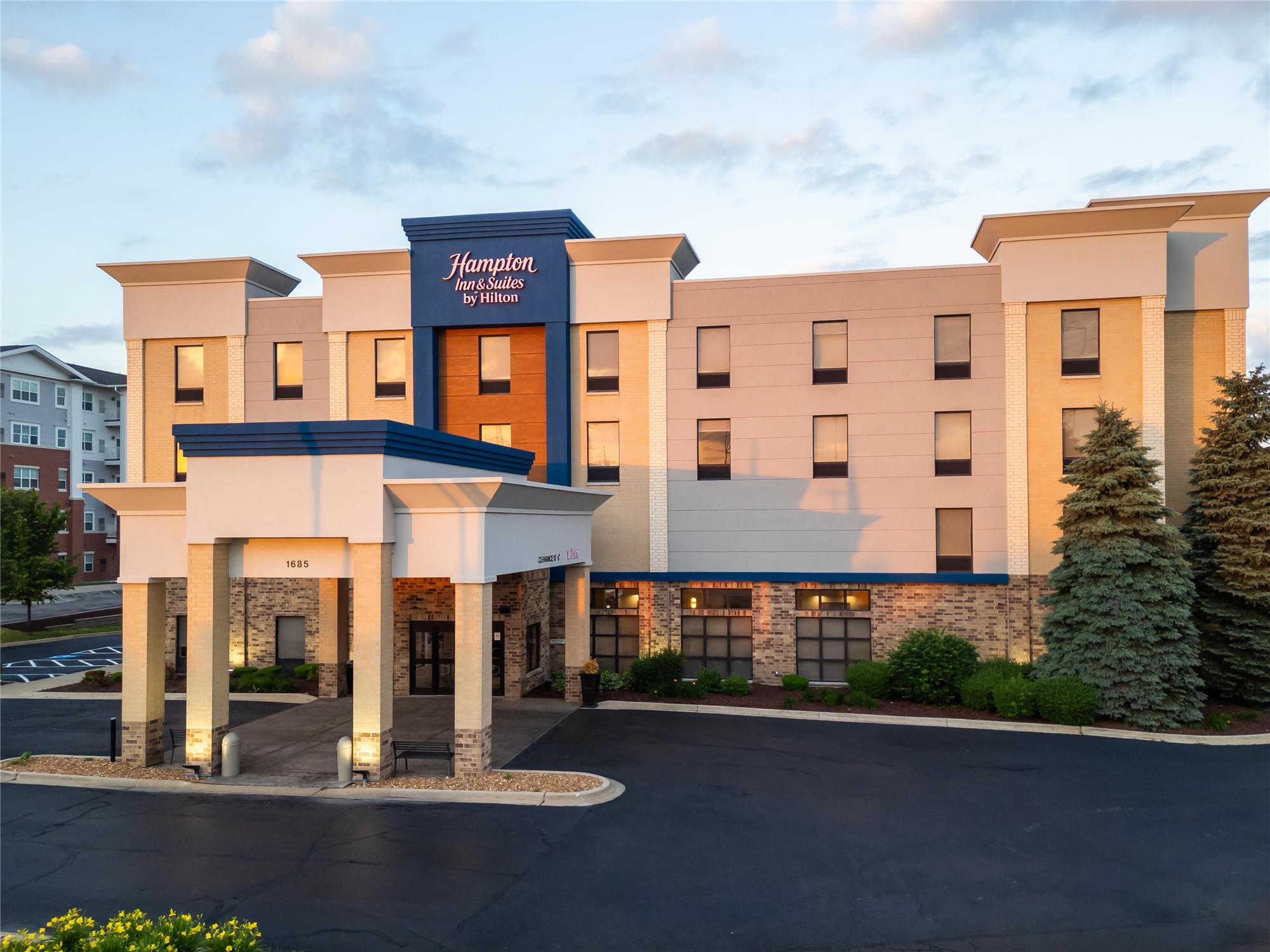 Hampton Inn & Suites Addison 2