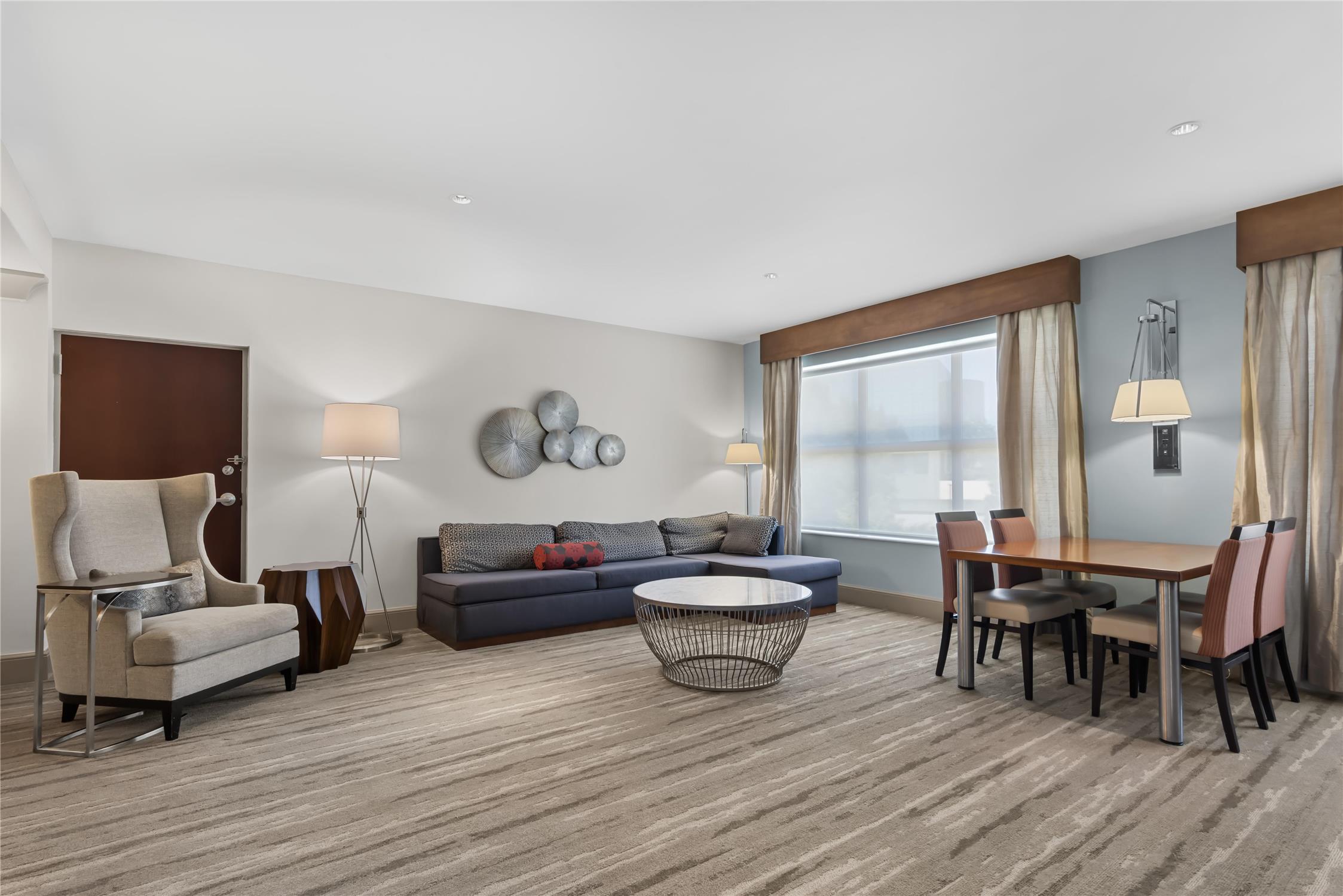 1 king whirlpool room mobility access