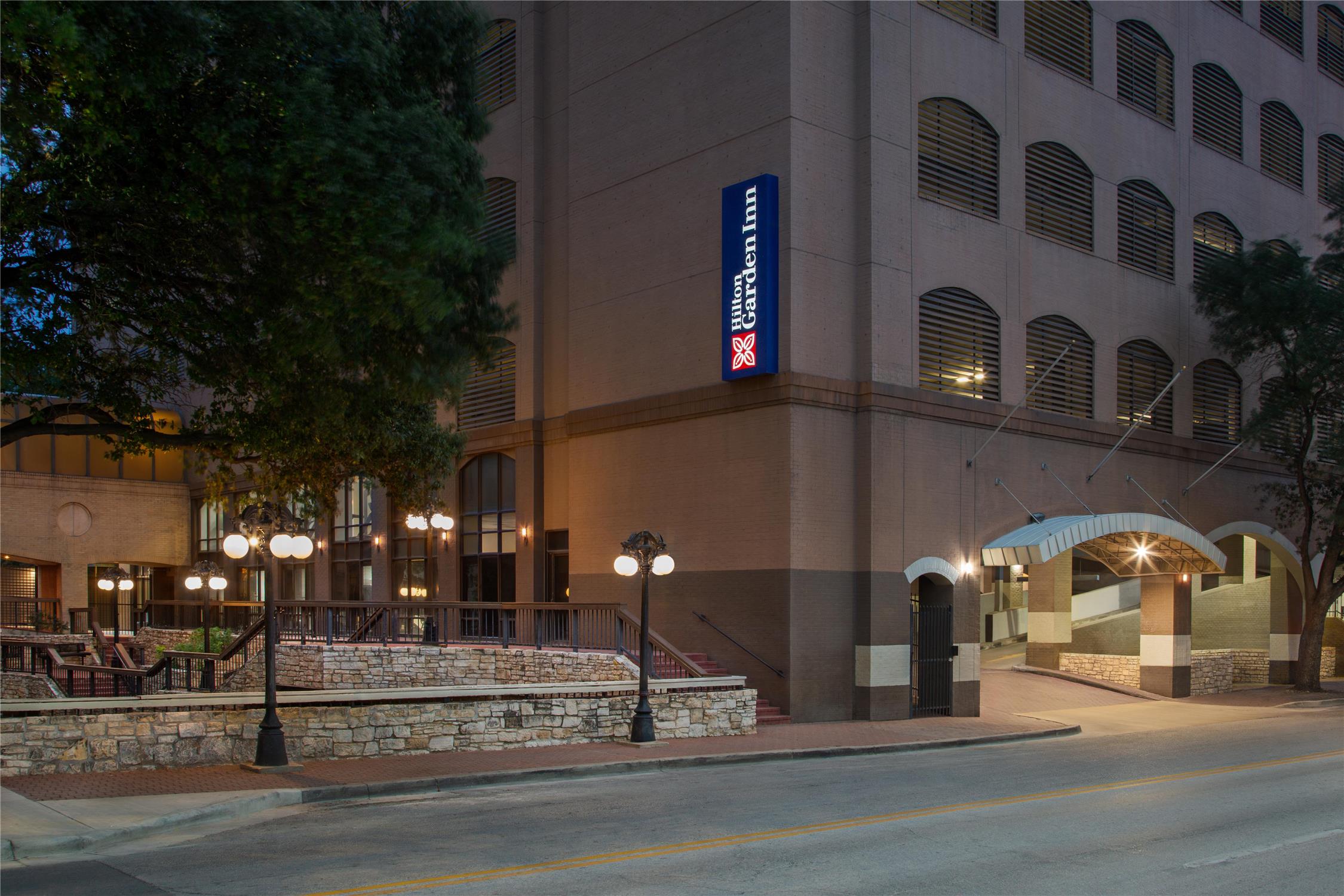 Hilton Garden Inn Austin Downtown 2