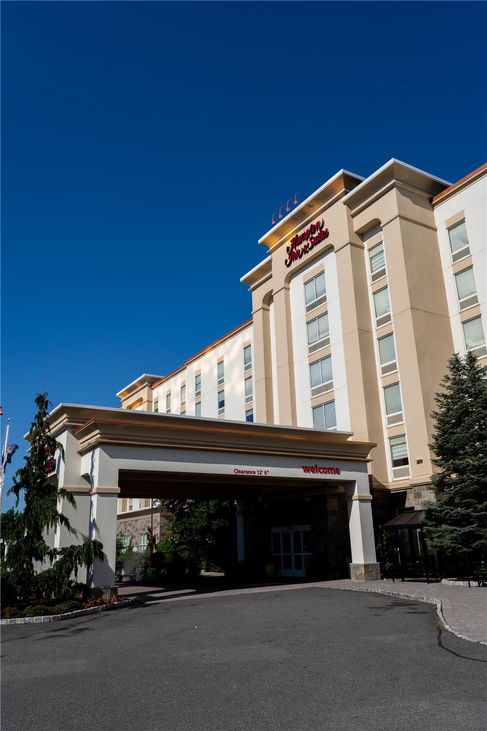 Hampton Inn & Suites Staten Island 2