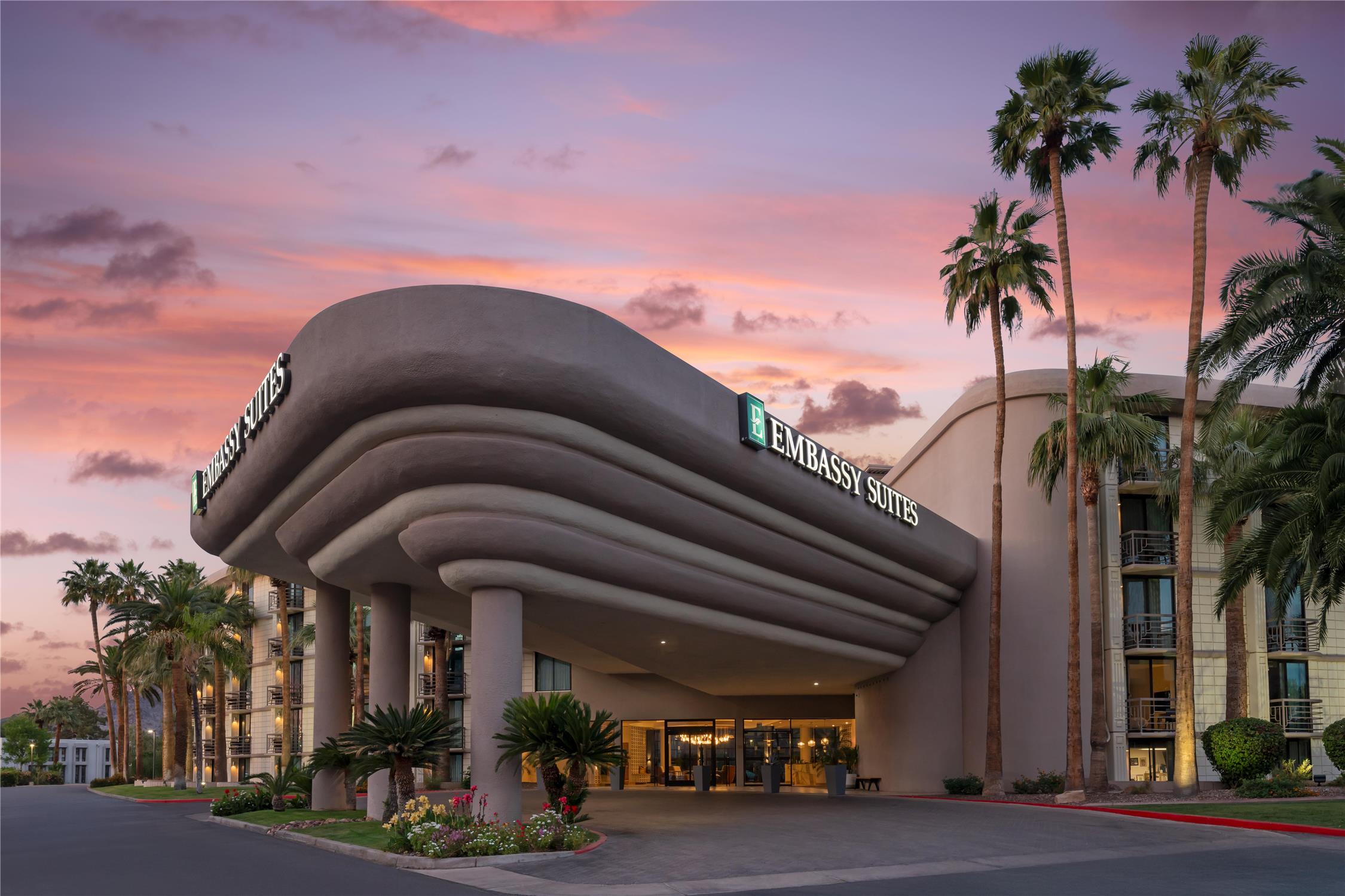 Embassy Suites by Hilton Phoenix Biltmore 2
