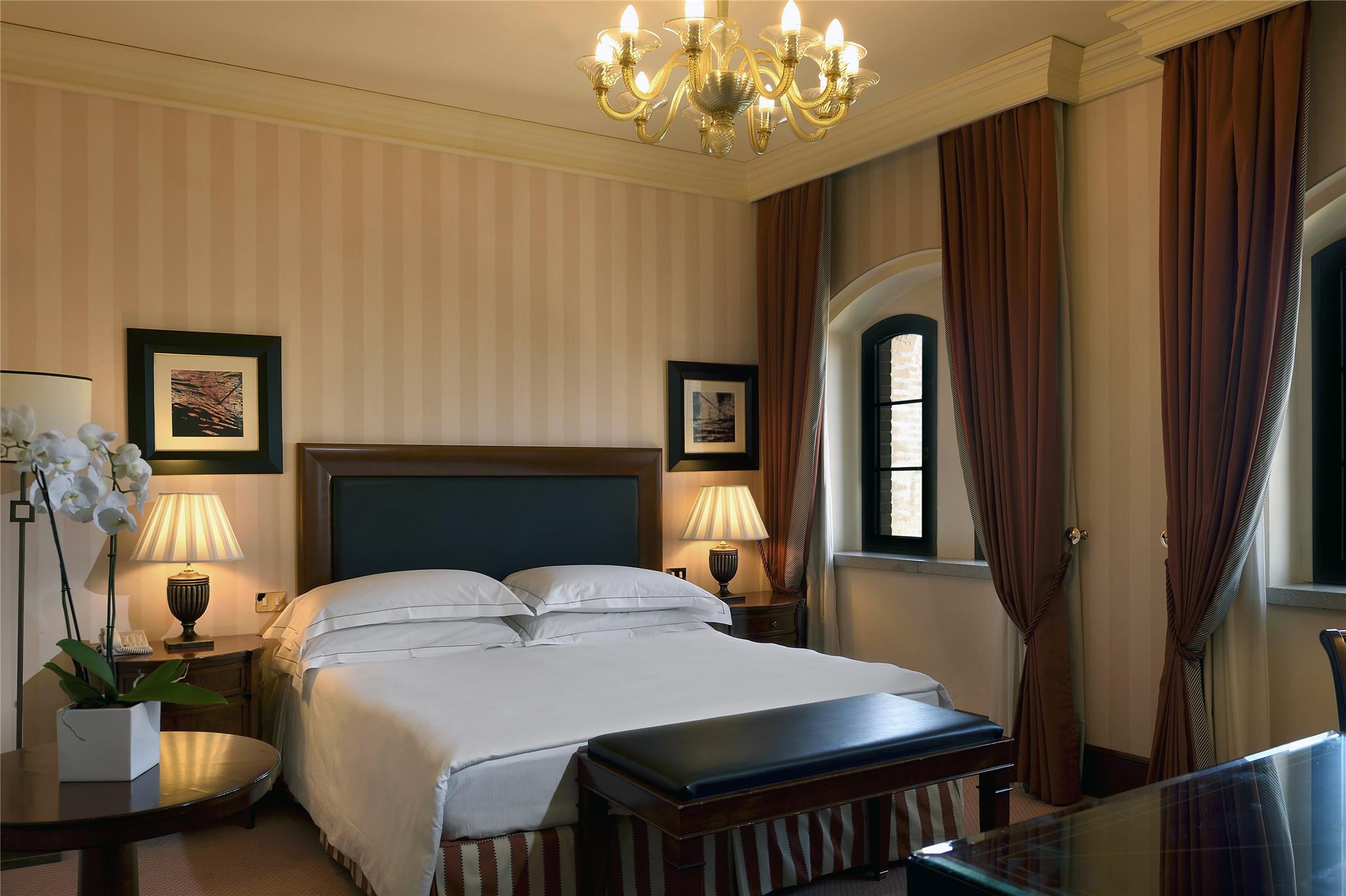 King hilton guestroom
