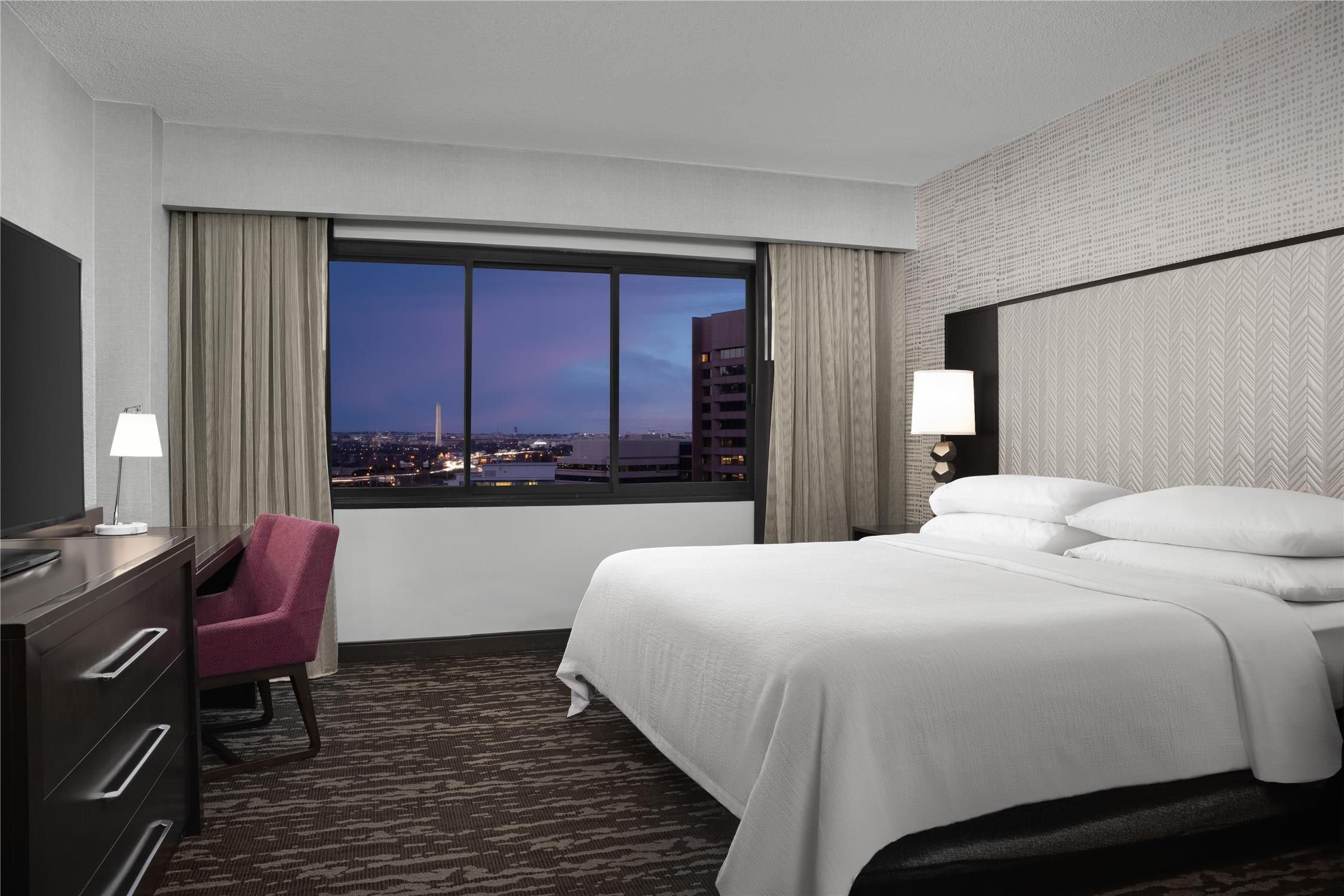 Embassy Suites by Hilton Crystal City National Airport 1