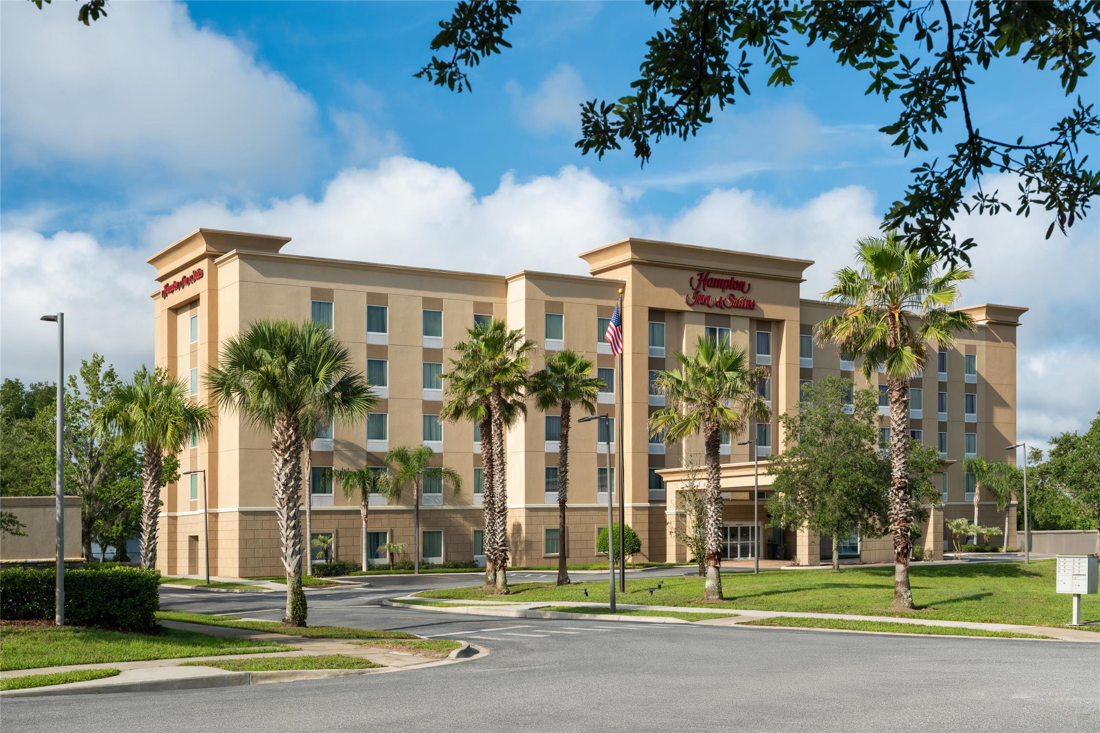 Hampton Inn & Suites Deland 2