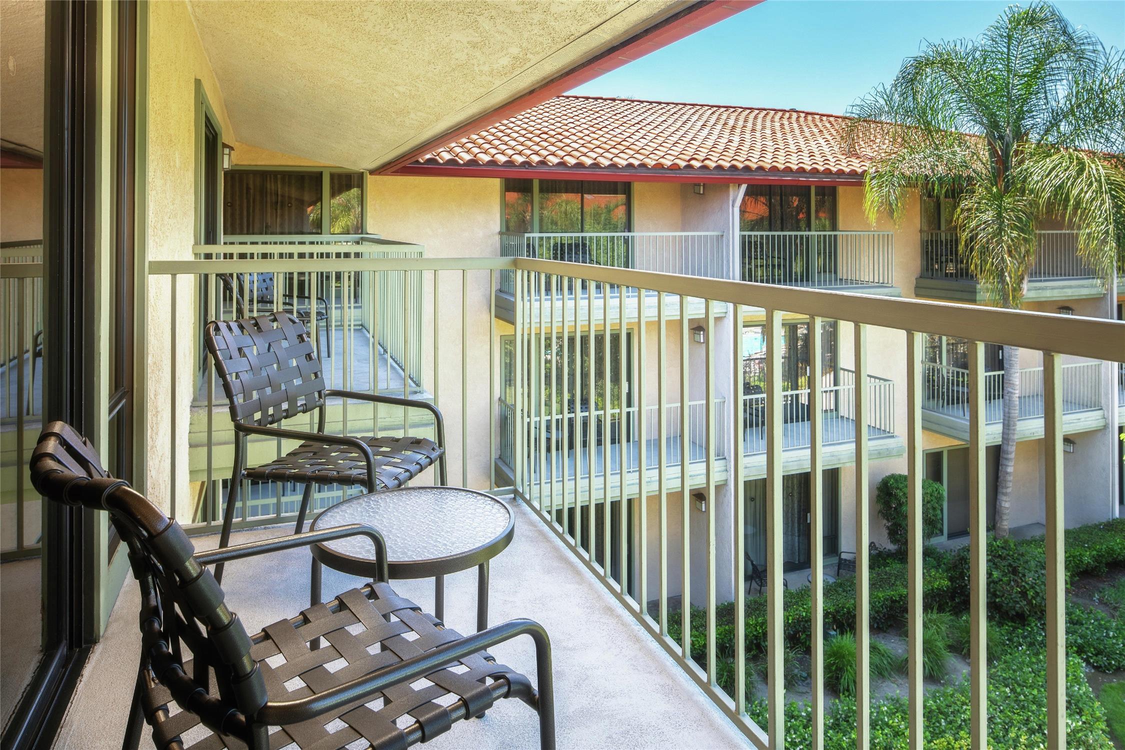 Camera con Balcone e Vista cortile