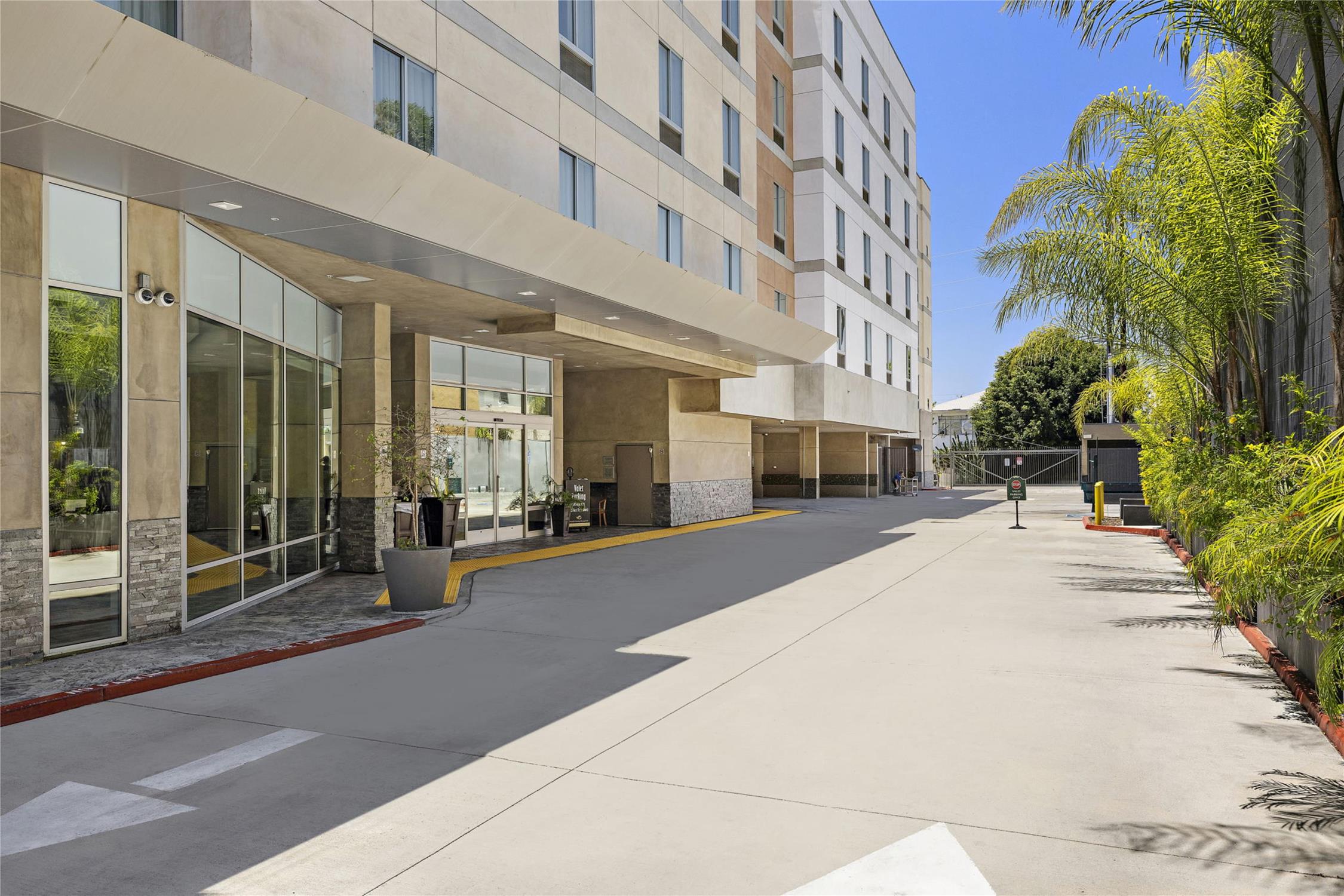 Hampton Inn & Suites Los Angeles/Hollywood, CA 2