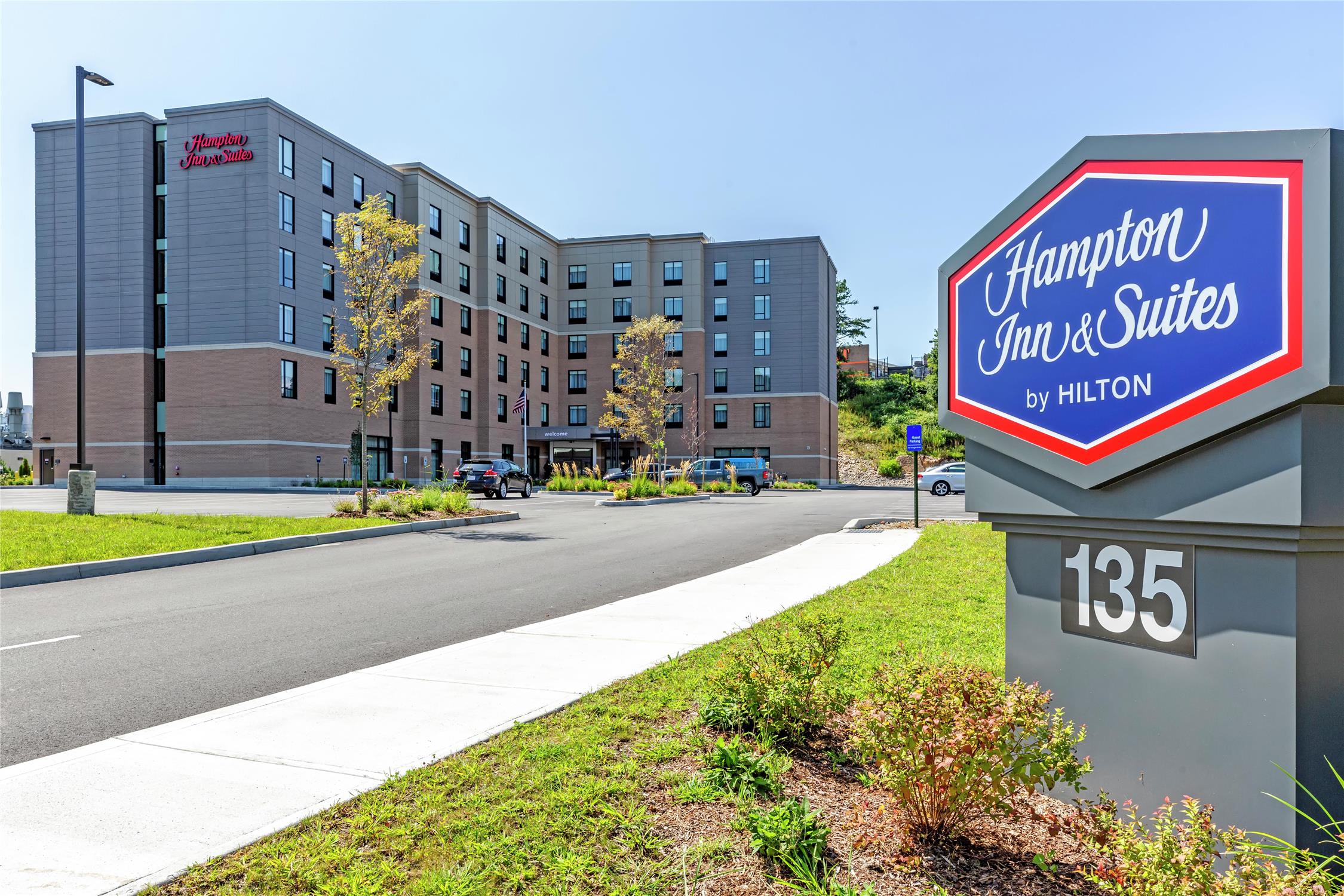 Hampton Inn & Suites Boston/Waltham 1