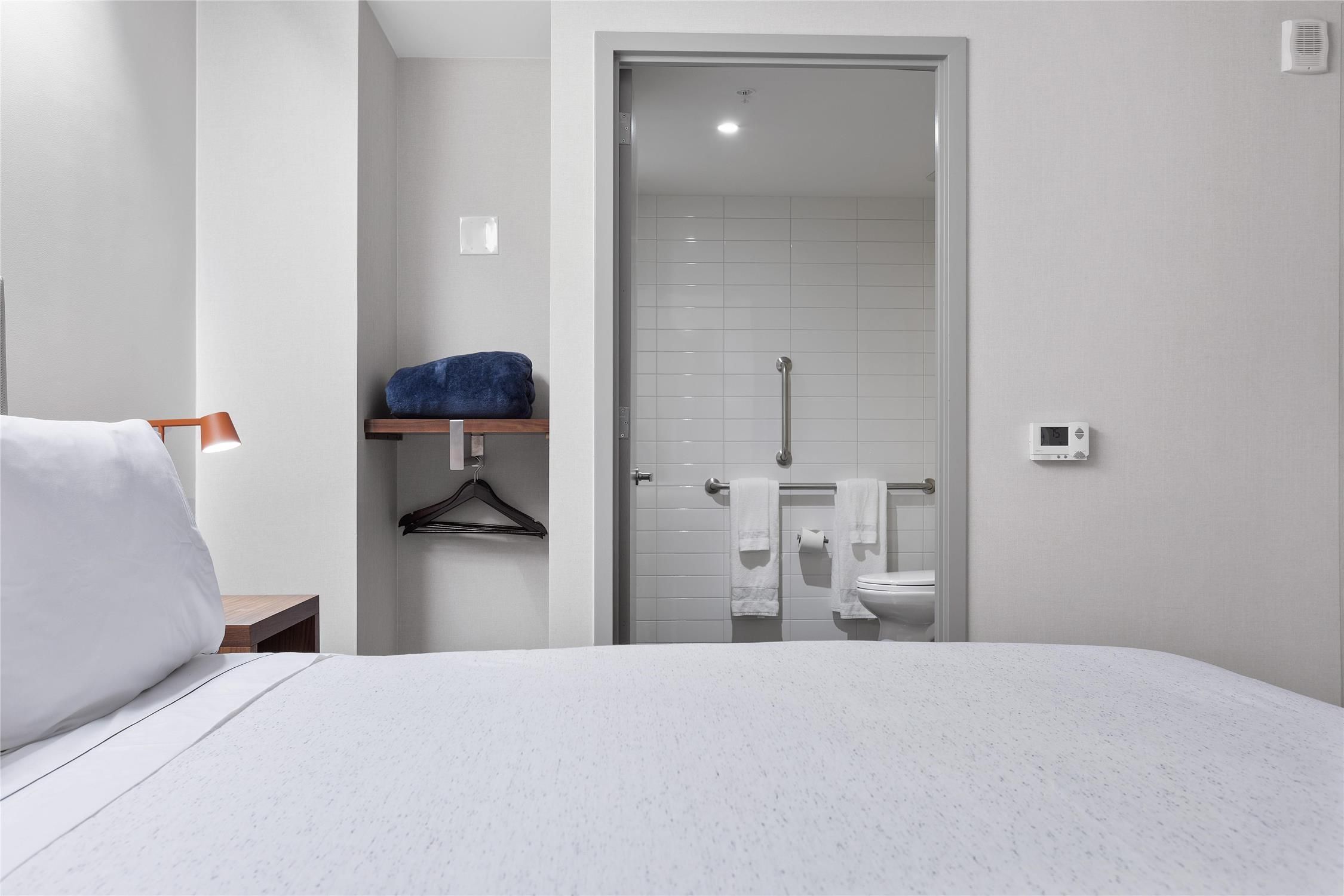 1 Queen Bed Room