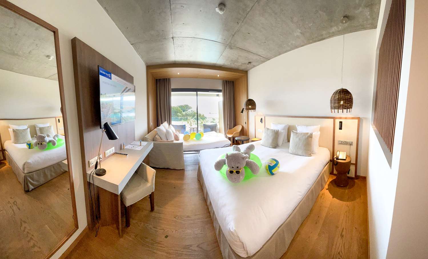 Deluxe Room with Balcony and Sea View