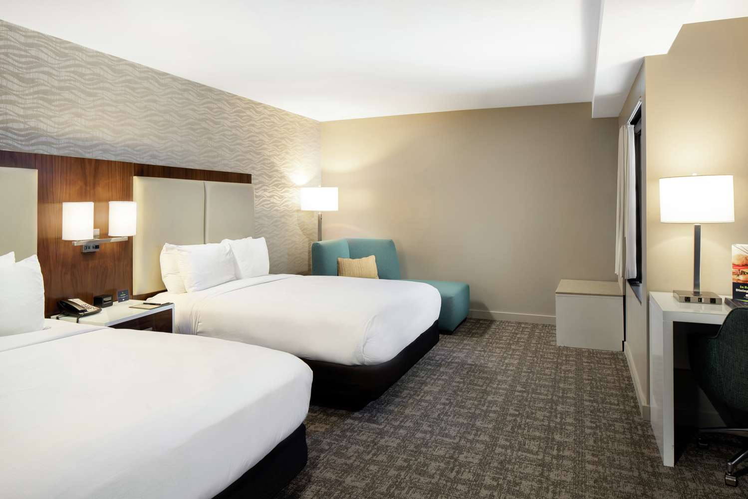 2 Queen Bed-Larger Room
