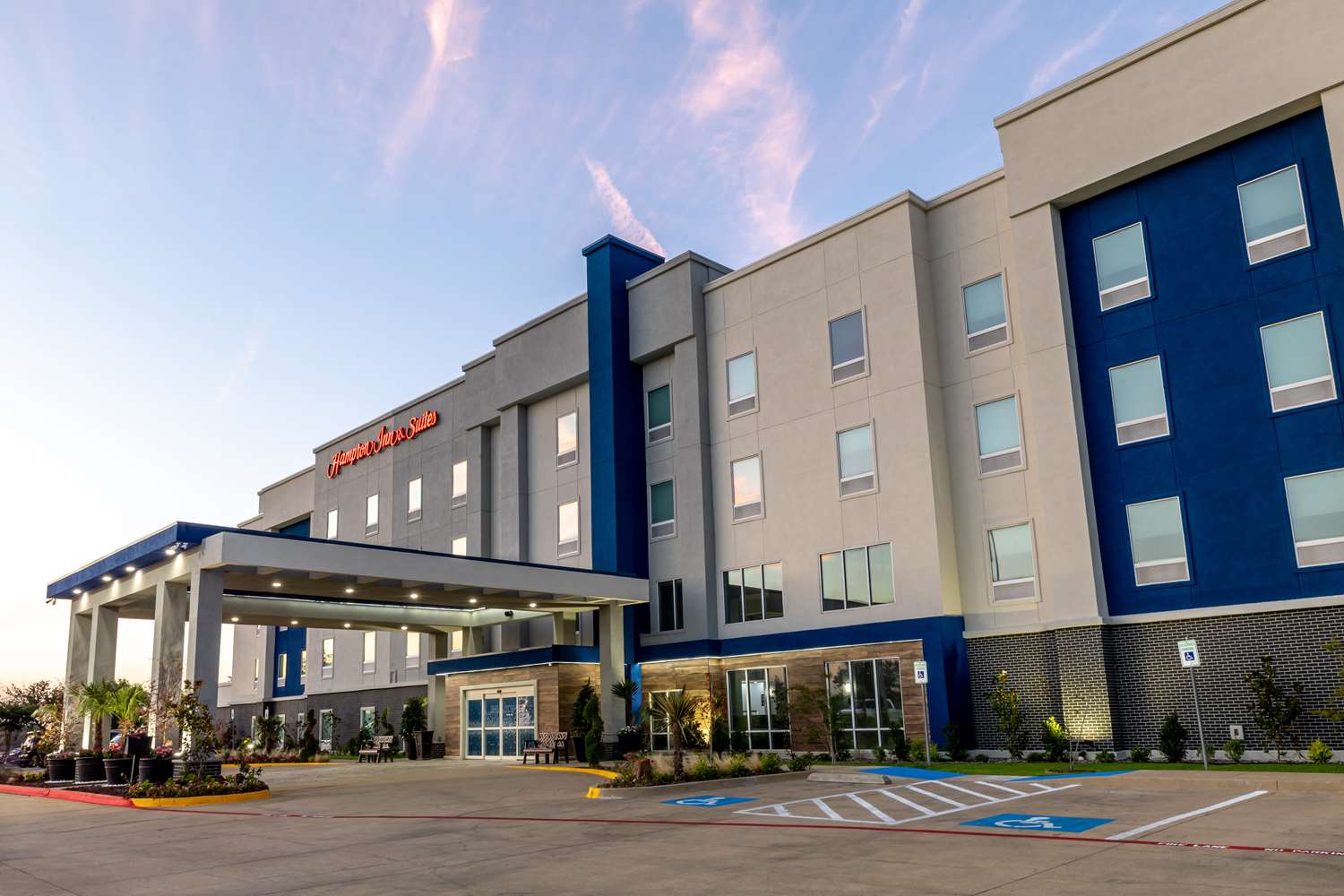 Hampton Inn & Suites Cleburne 1