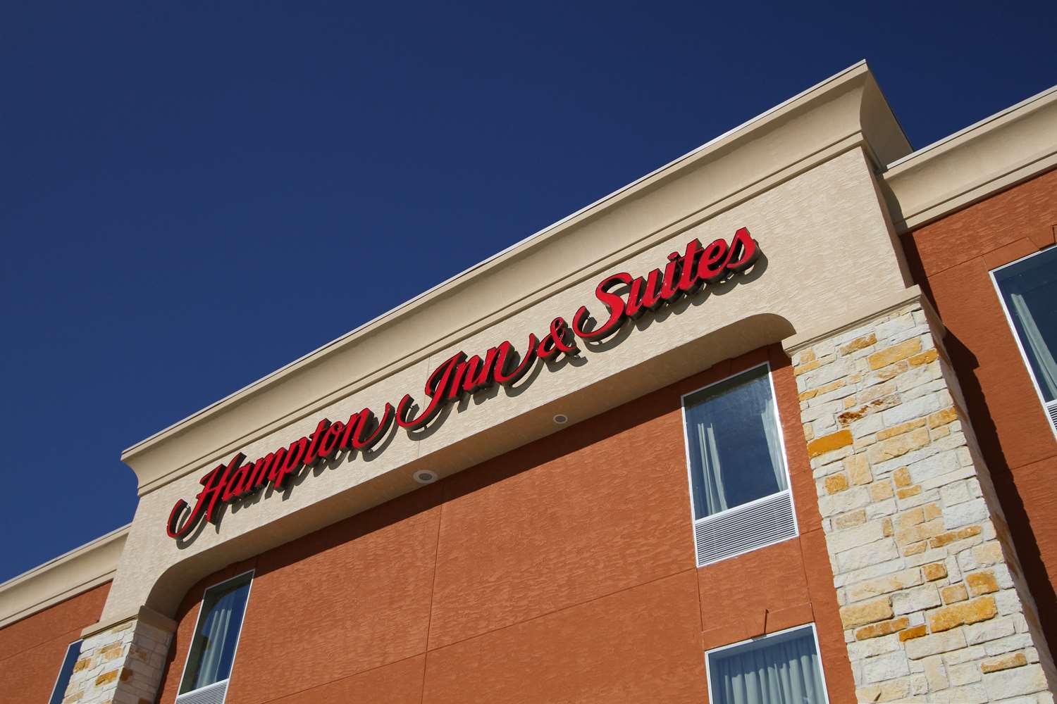 Hampton Inn & Suites Winnie 2