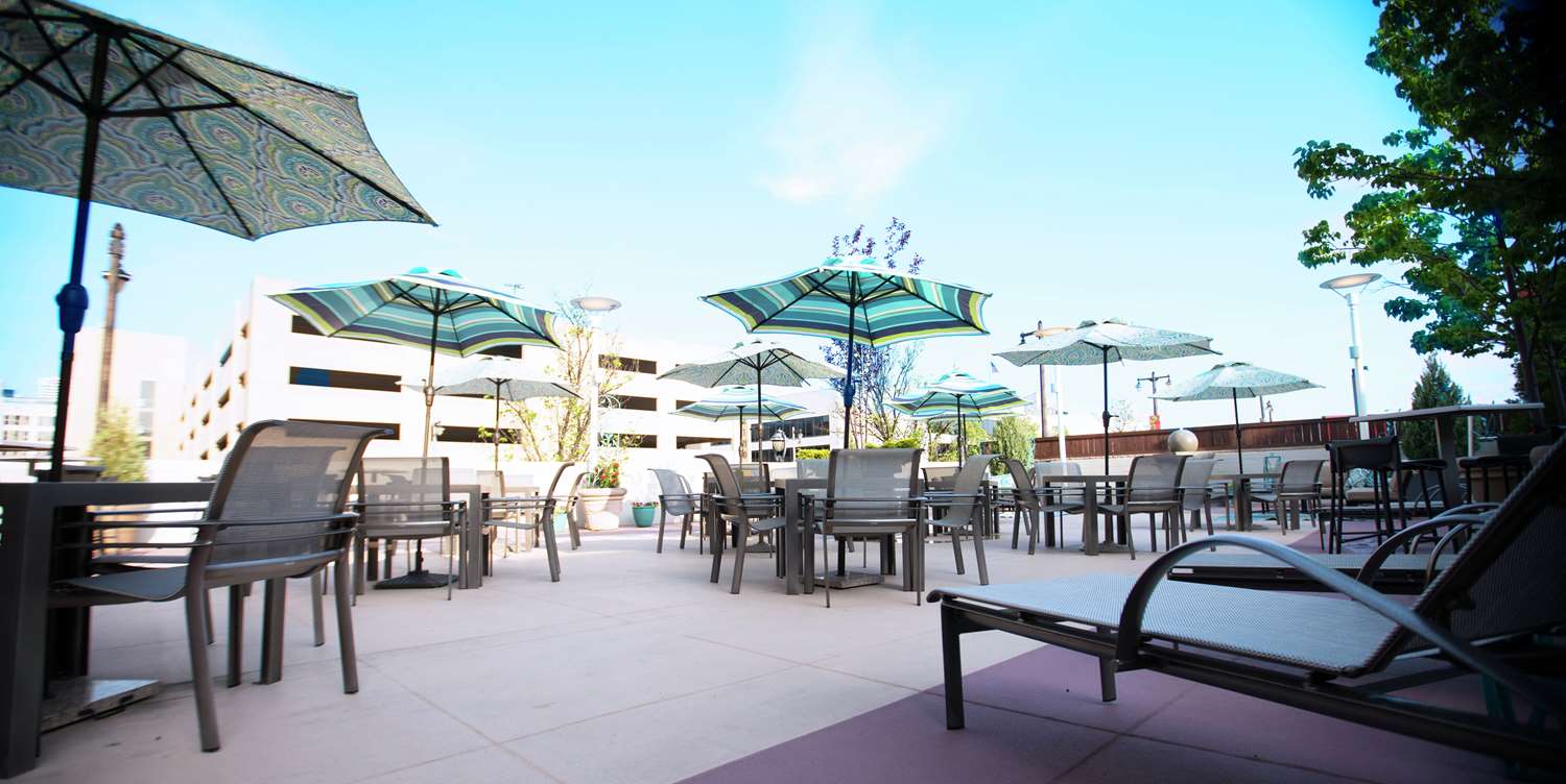 DoubleTree by Hilton Milwaukee Downtown 2
