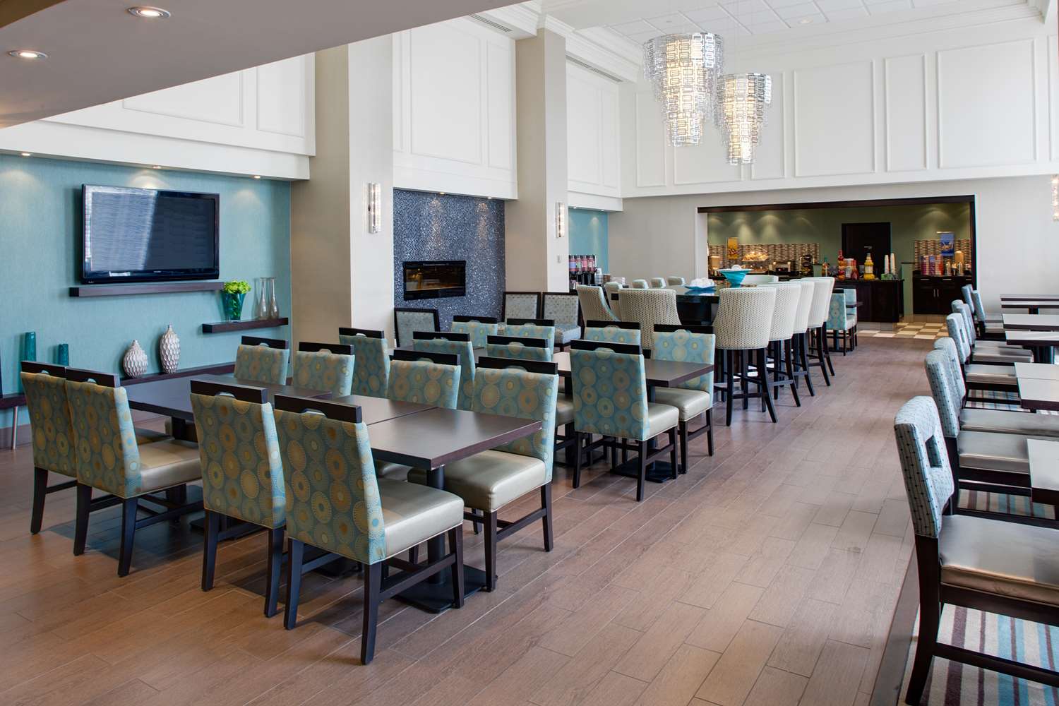 Hampton Inn & Suites by Hilton Toronto Airport 2