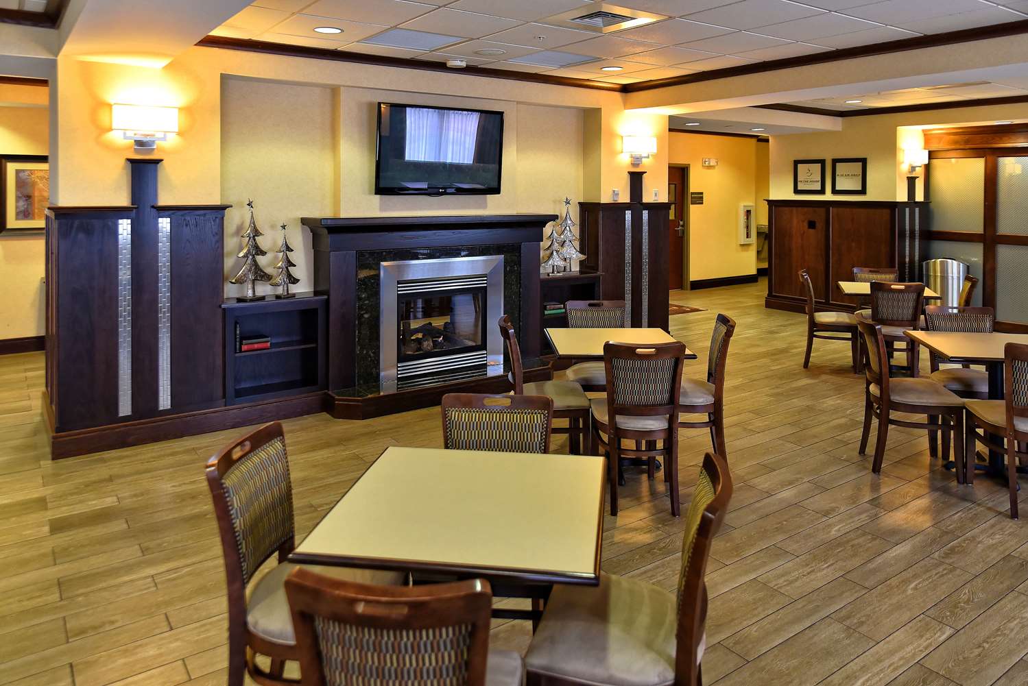 Hampton Inn Geneseo 1