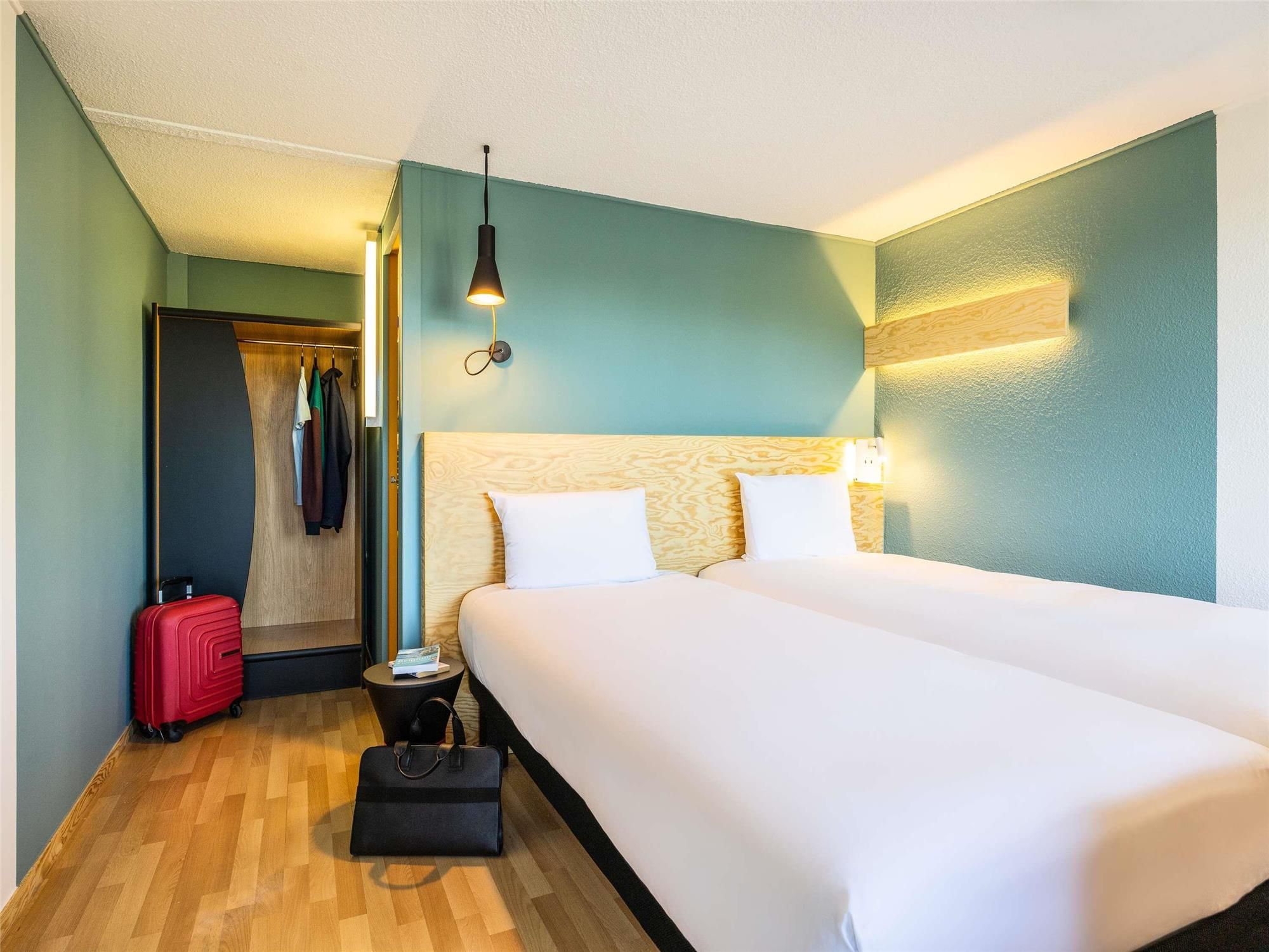Greet room with 2 single beds