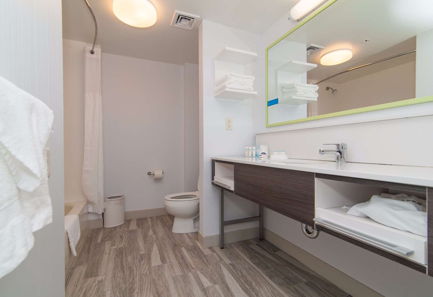 Non-smoking Room with microwave and refrigerator