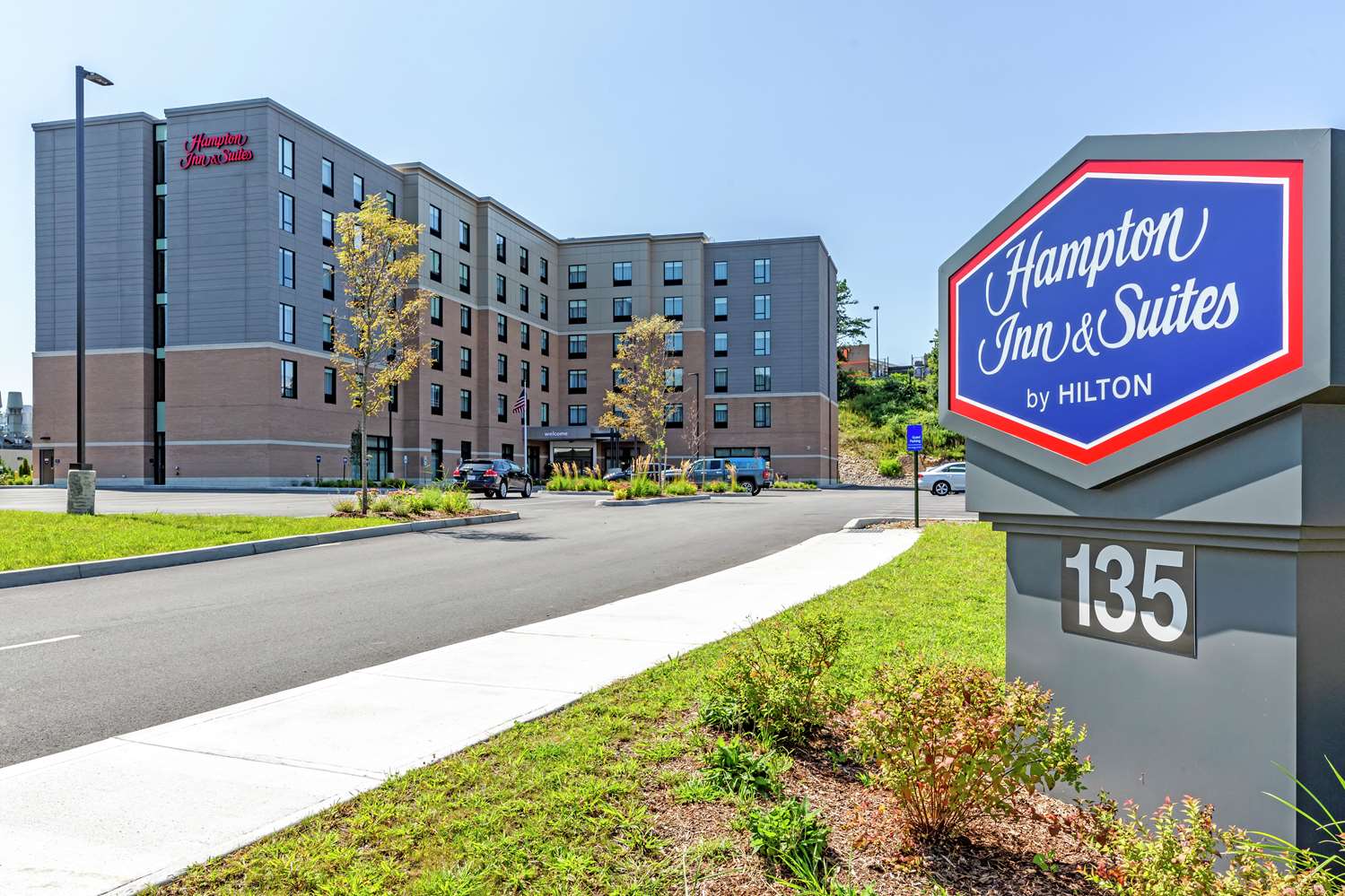 Hampton Inn & Suites Boston/Waltham 1