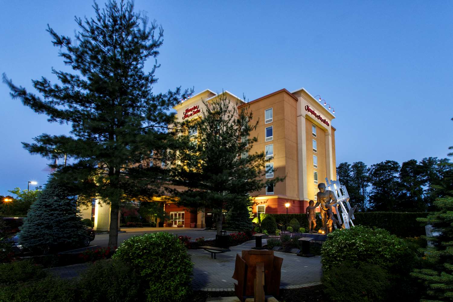 Hampton Inn & Suites Staten Island 2