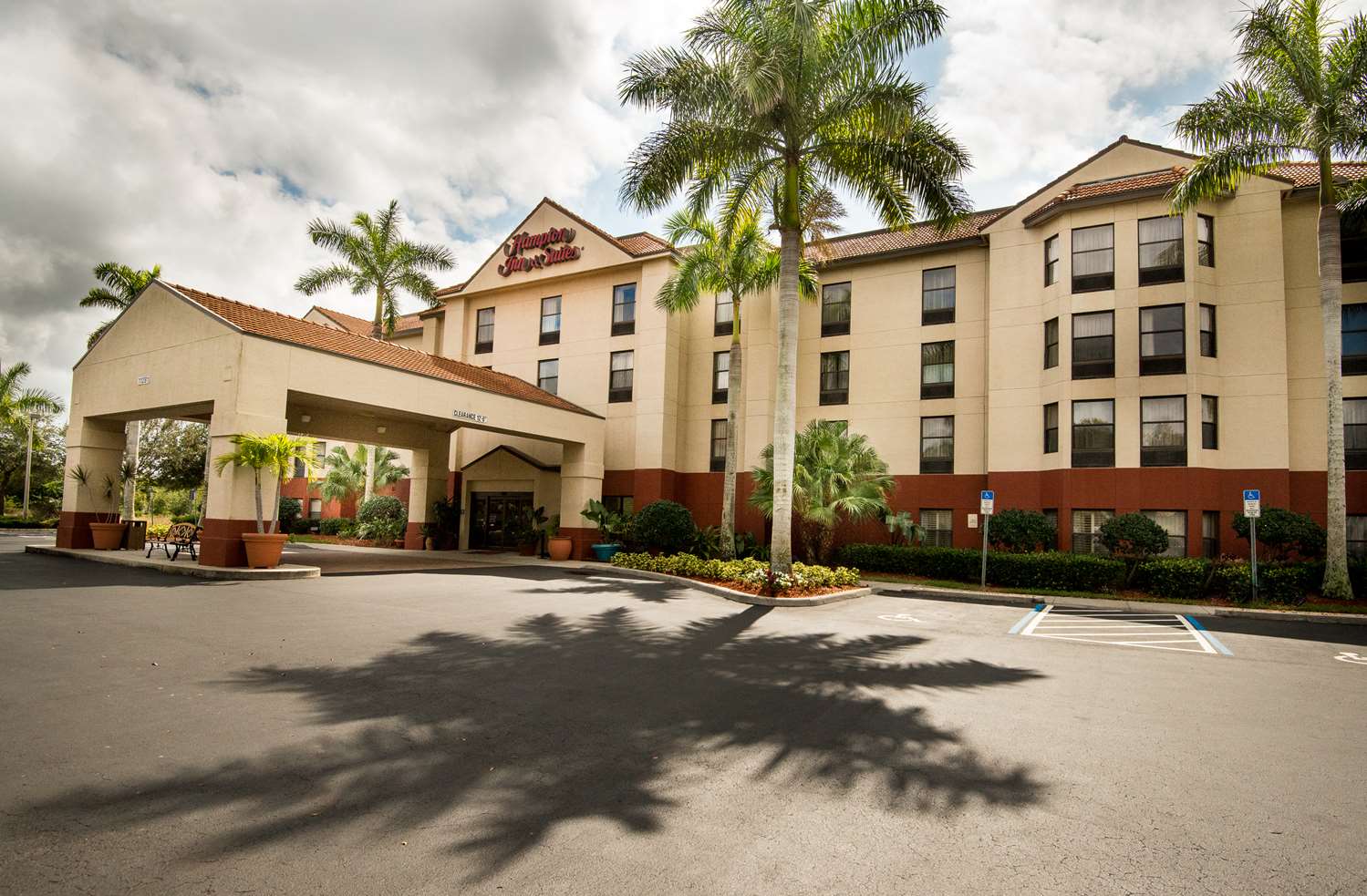 Hampton Inn & Suites Fort Myers Beach/Sanibel Gateway 2