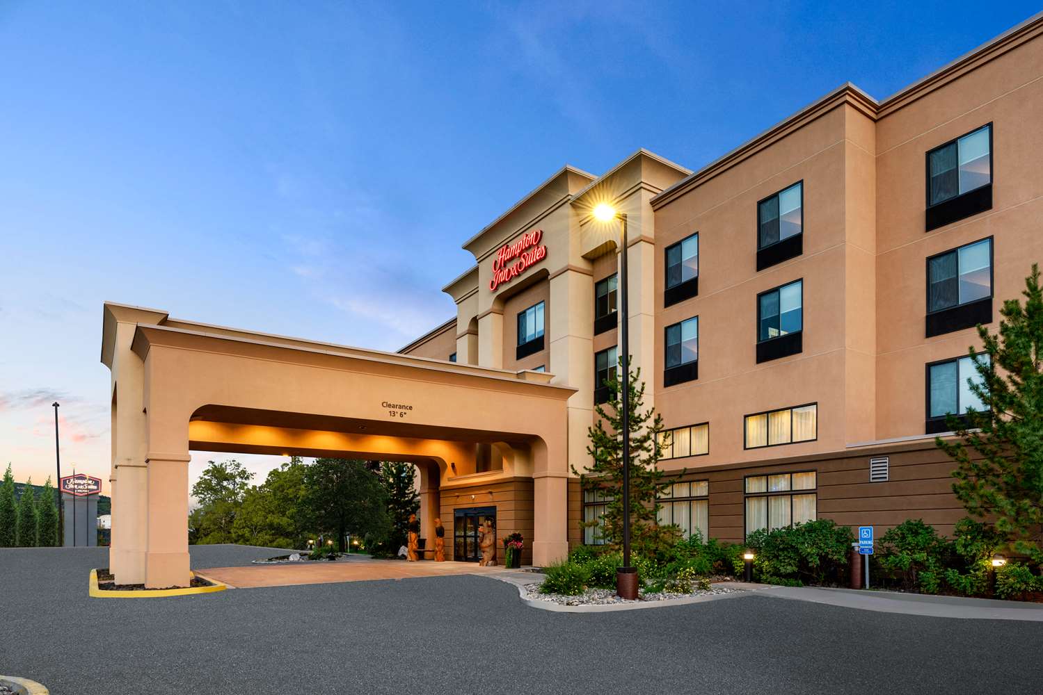 Hampton Inn & Suites Fairbanks 1