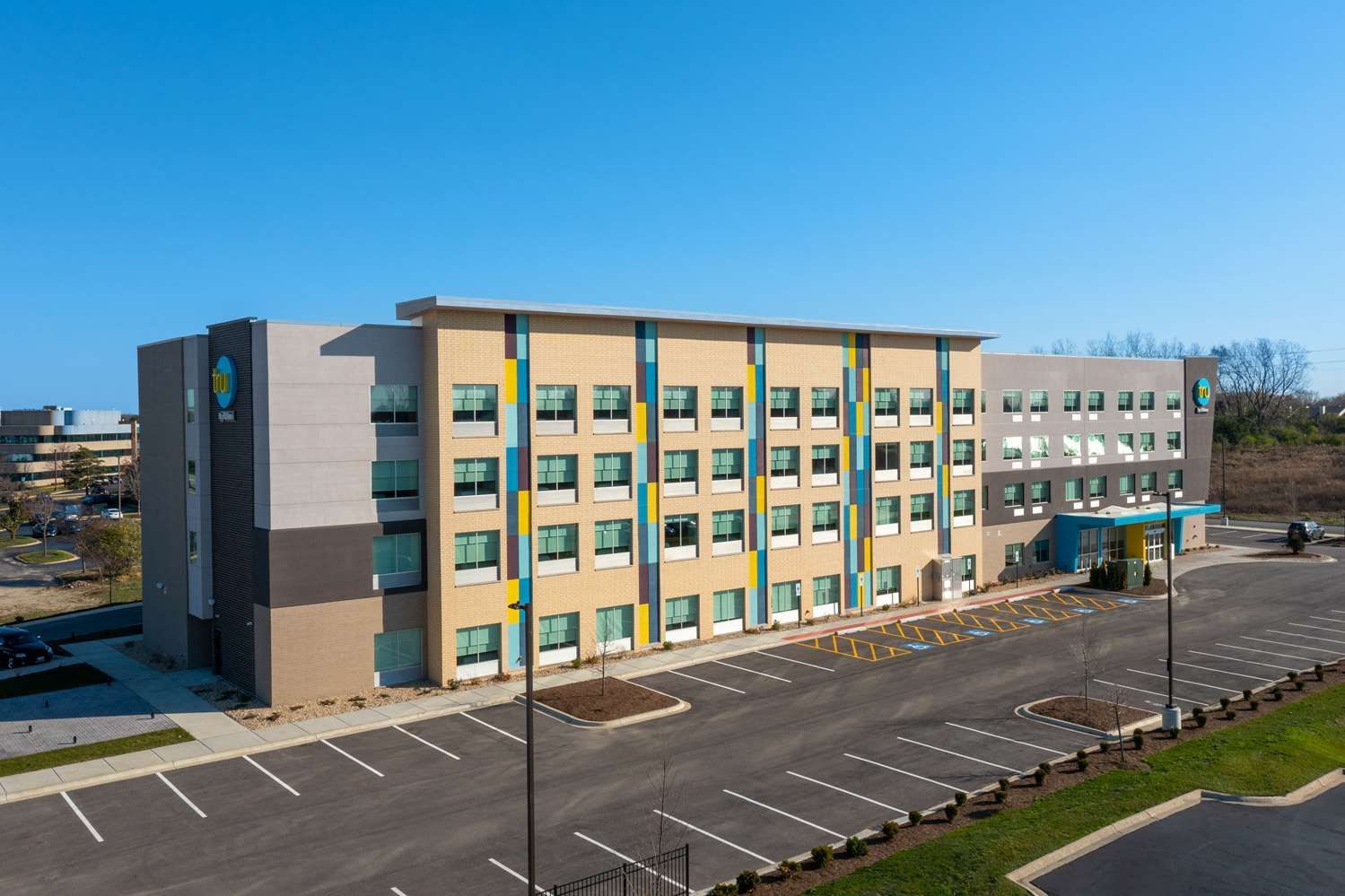 Tru by Hilton Naperville 2