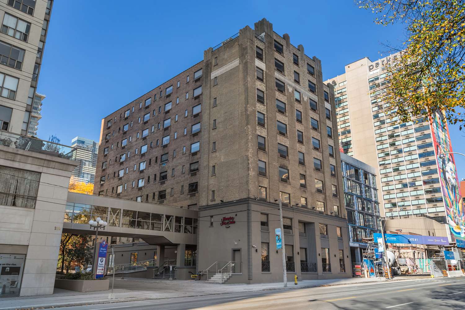 Hampton Inn & Suites by Hilton Toronto Downtown 2