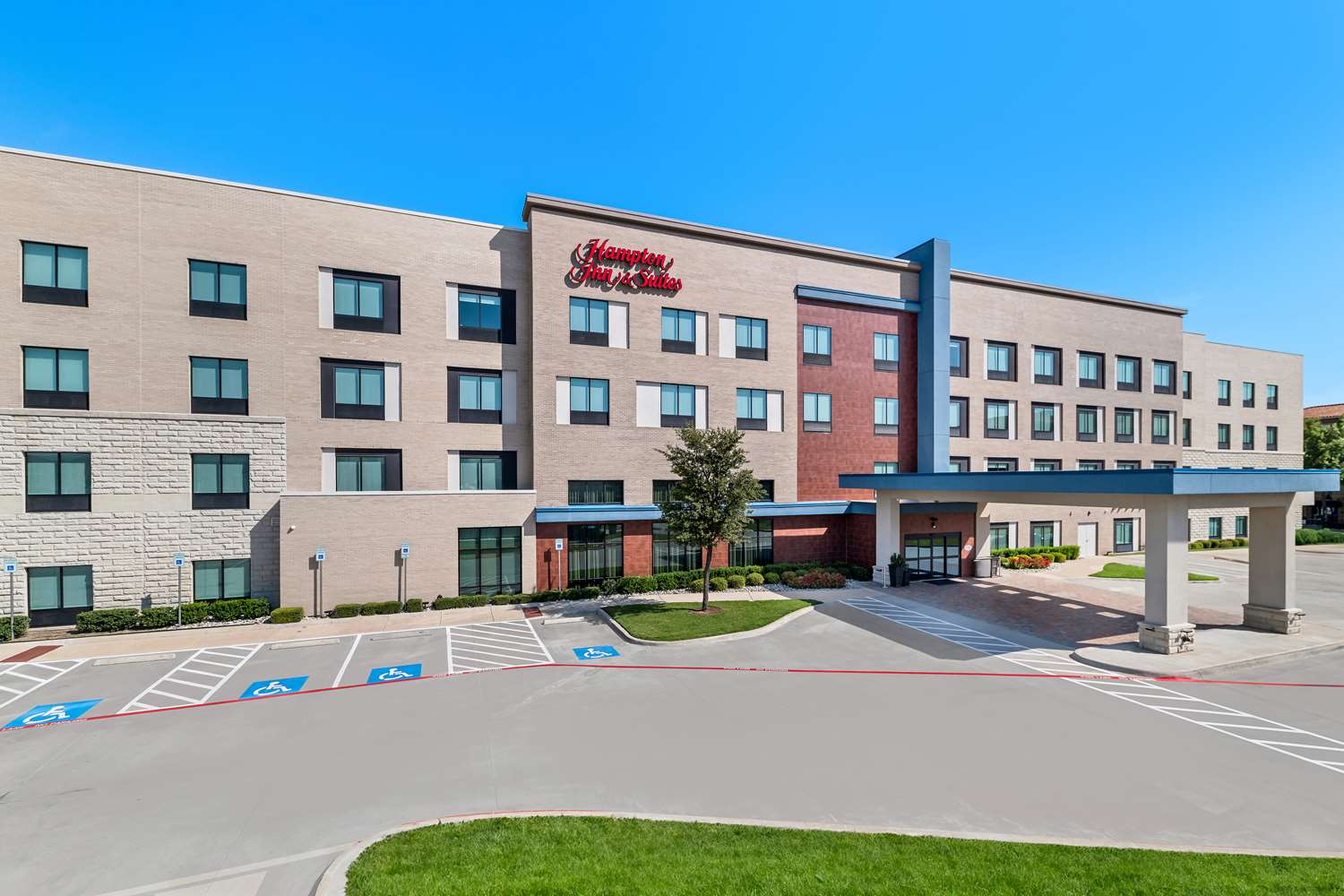 Hampton Inn & Suites Dallas - Farmers Branch 1