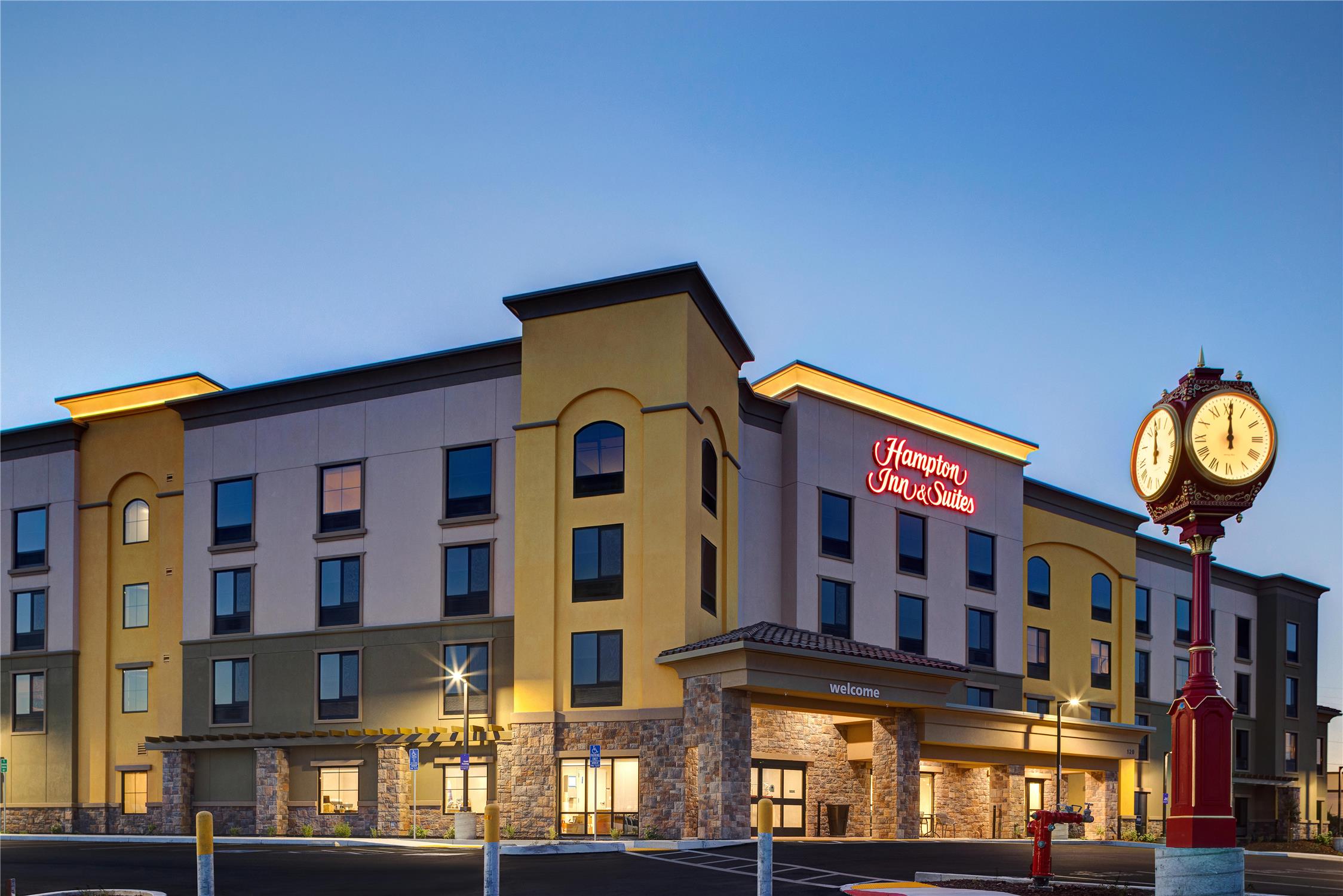 Hampton Inn & Suites Marina 1