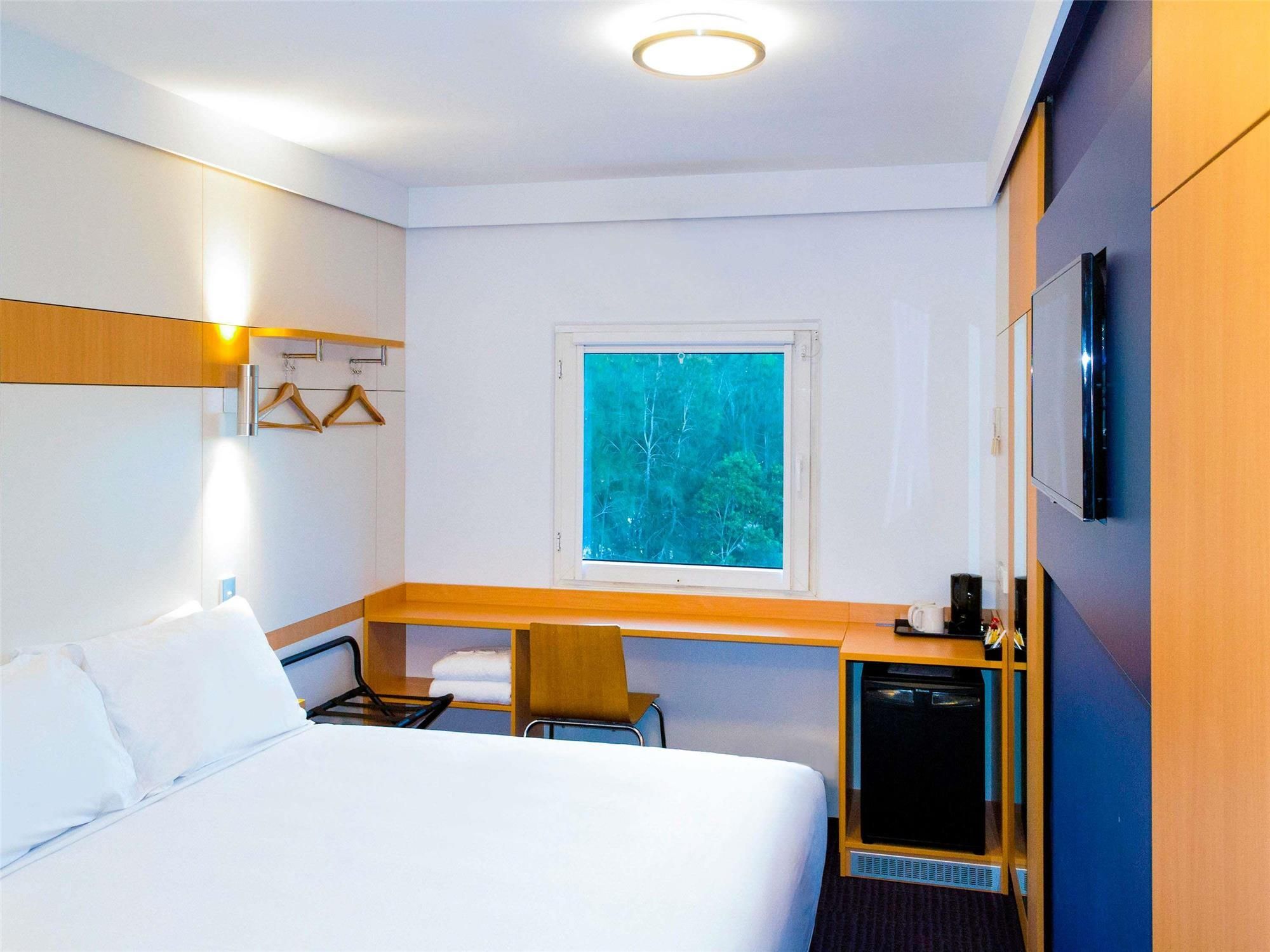 Standard twin room with 2 single beds