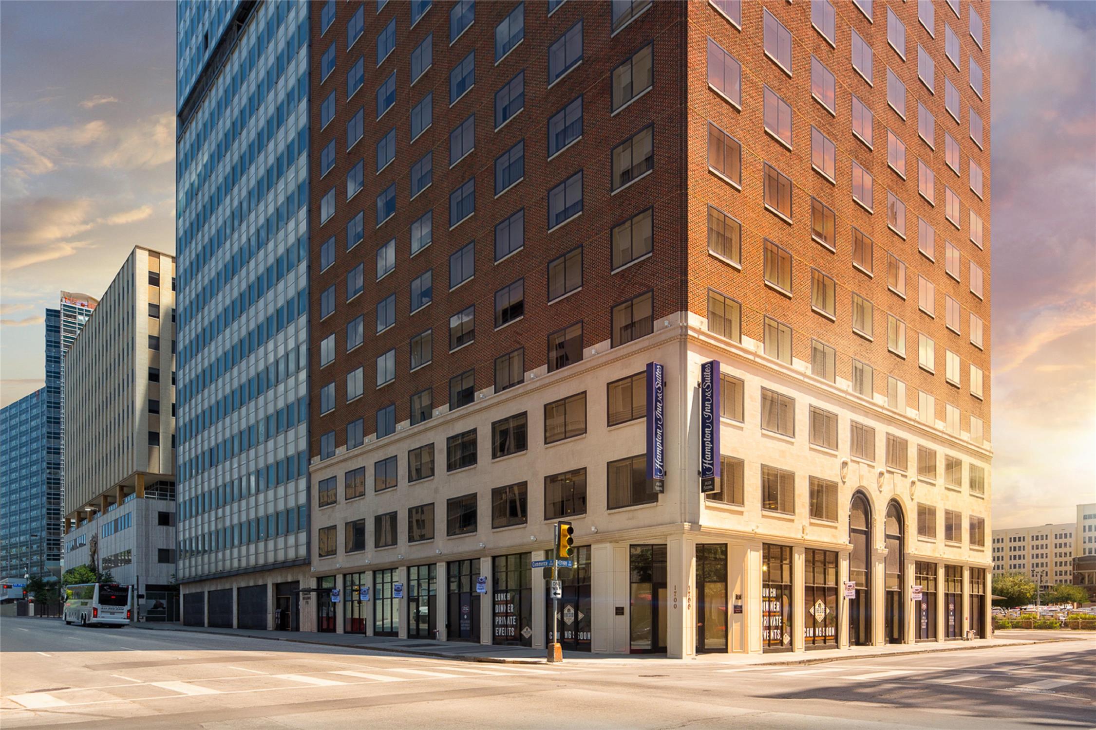Hampton Inn & Suites by Hilton - Dallas / Downtown, TX 1