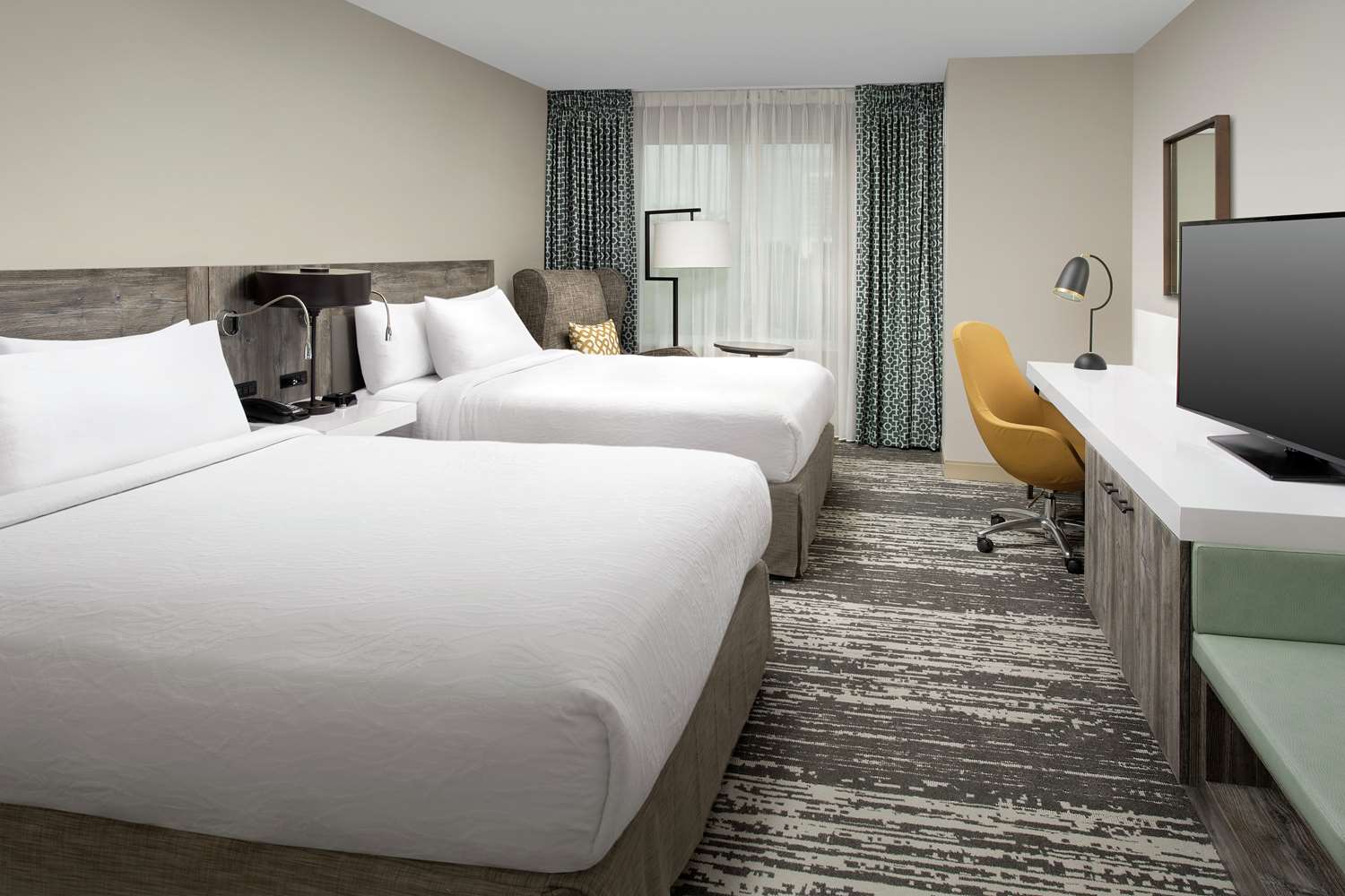 2 Queen Beds Pool View