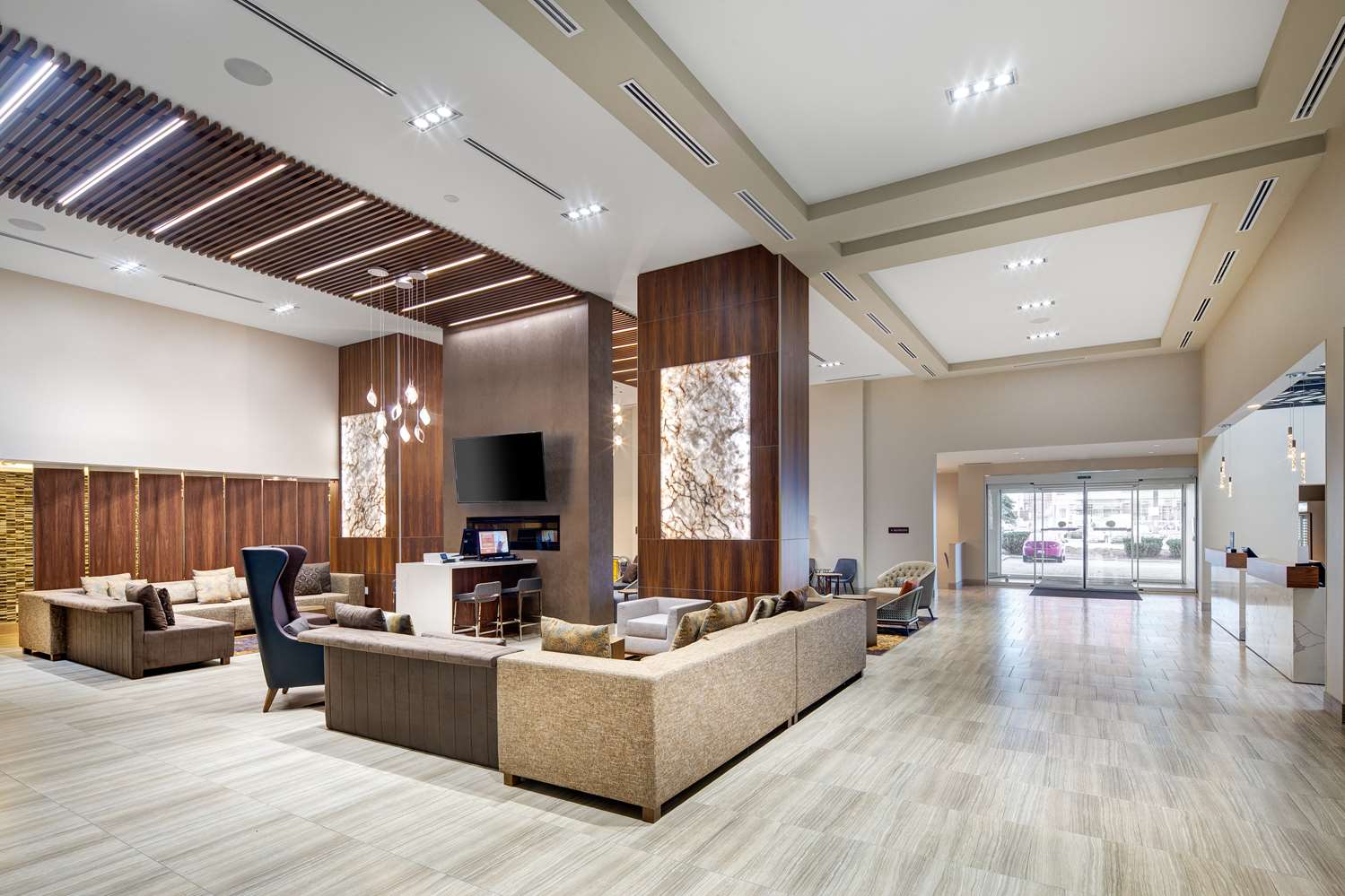 DoubleTree by Hilton Toronto Airport 2